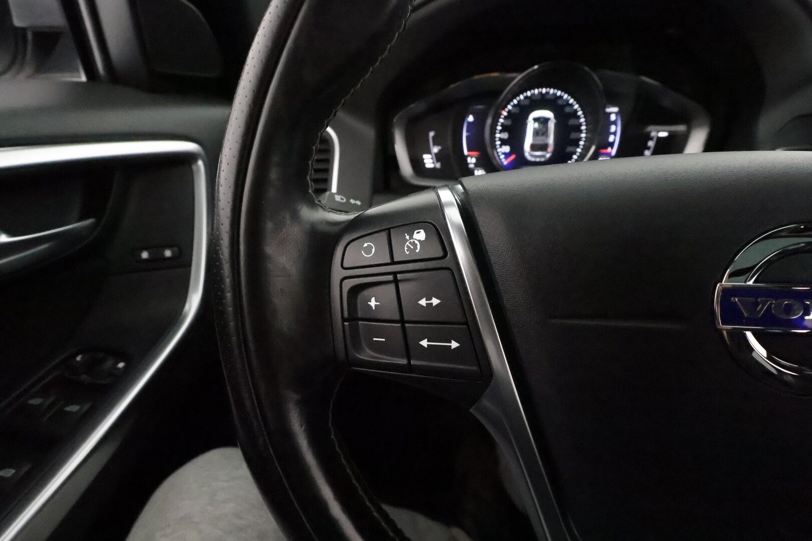 Volvo XC60 2016 D4 AWD R-Design aut *ACC / Webasto / Aktiiv.Xenon / Koukku / BLIS / Panorama / Sporttipenkit / Digimittaristo / Navi / H&K* - Kahdet renkaat aluvanteilla / Huippuvarusteet!
