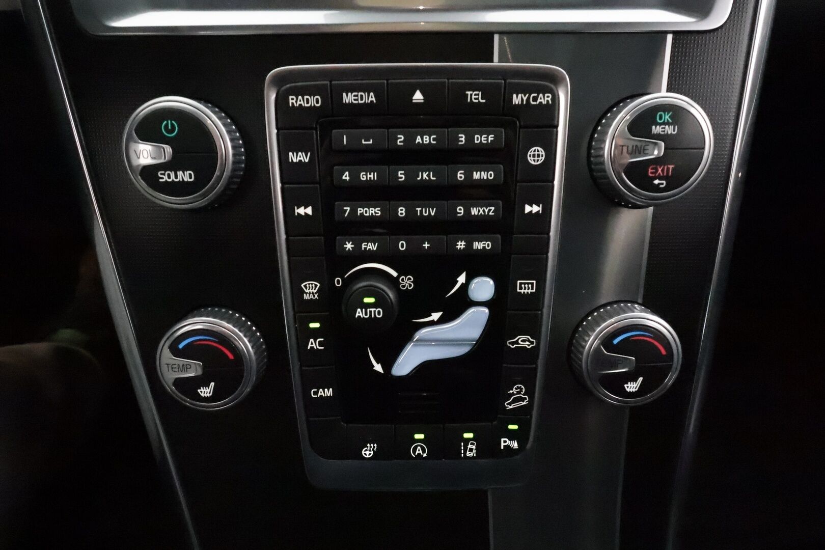 Volvo XC60 2016 D4 AWD R-Design aut *ACC / Webasto / Aktiiv.Xenon / Koukku / BLIS / Panorama / Sporttipenkit / Digimittaristo / Navi / H&K* - Kahdet renkaat aluvanteilla / Huippuvarusteet!