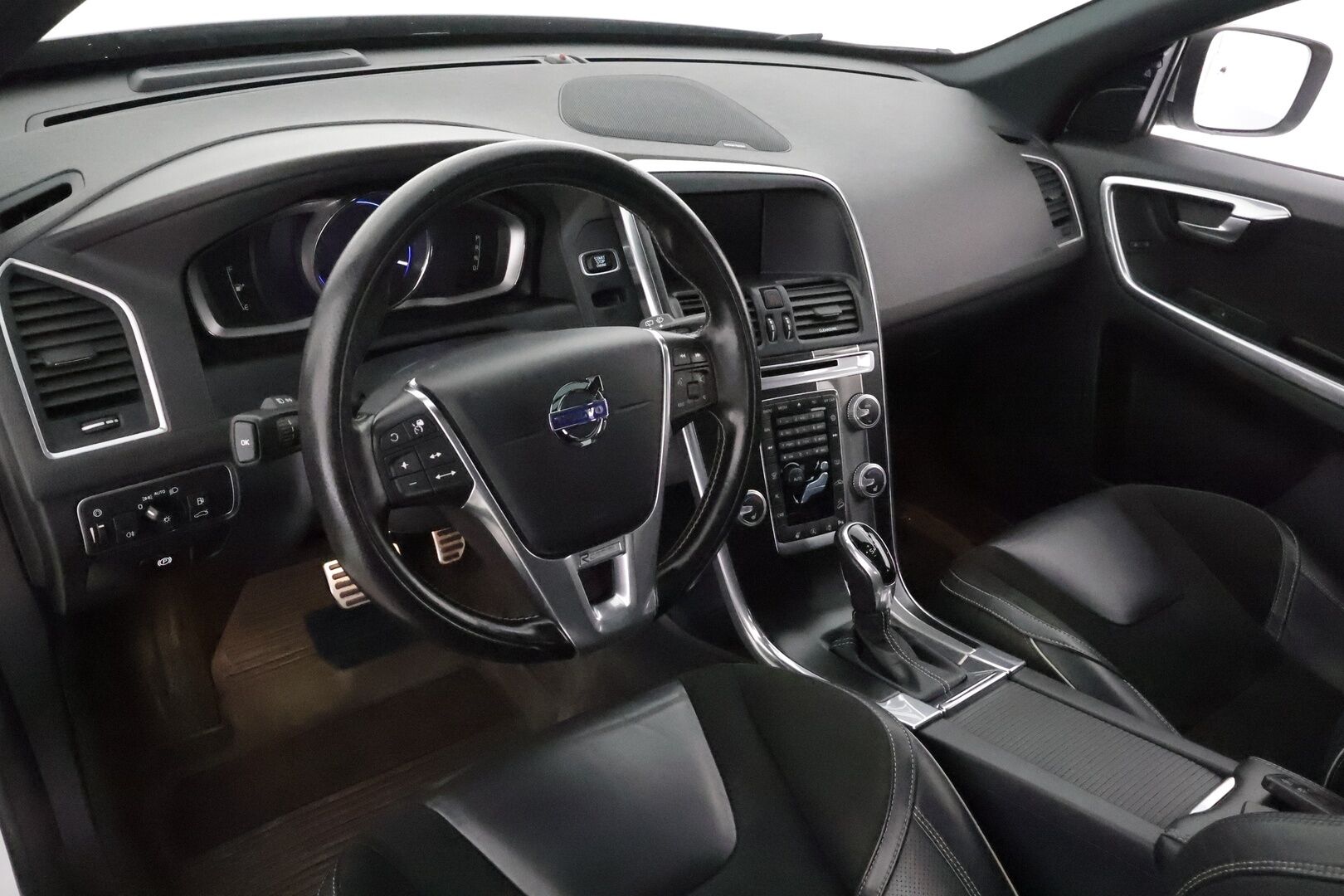 Volvo XC60 2016 D4 AWD R-Design aut *ACC / Webasto / Aktiiv.Xenon / Koukku / BLIS / Panorama / Sporttipenkit / Digimittaristo / Navi / H&K* - Kahdet renkaat aluvanteilla / Huippuvarusteet!