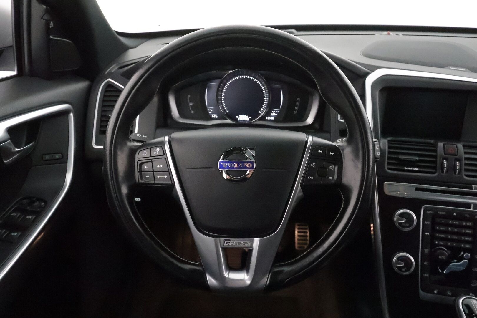 Volvo XC60 2016 D4 AWD R-Design aut *ACC / Webasto / Aktiiv.Xenon / Koukku / BLIS / Panorama / Sporttipenkit / Digimittaristo / Navi / H&K* - Kahdet renkaat aluvanteilla / Huippuvarusteet!