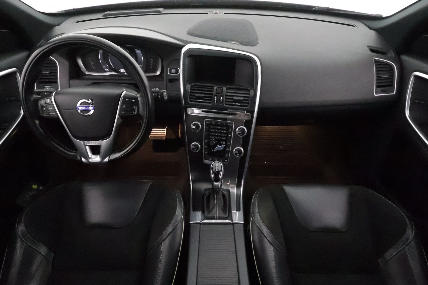 Volvo XC60 2016 D4 AWD R-Design aut *ACC / Webasto / Aktiiv.Xenon / Koukku / BLIS / Panorama / Sporttipenkit / Digimittaristo / Navi / H&K* - Kahdet renkaat aluvanteilla / Huippuvarusteet!