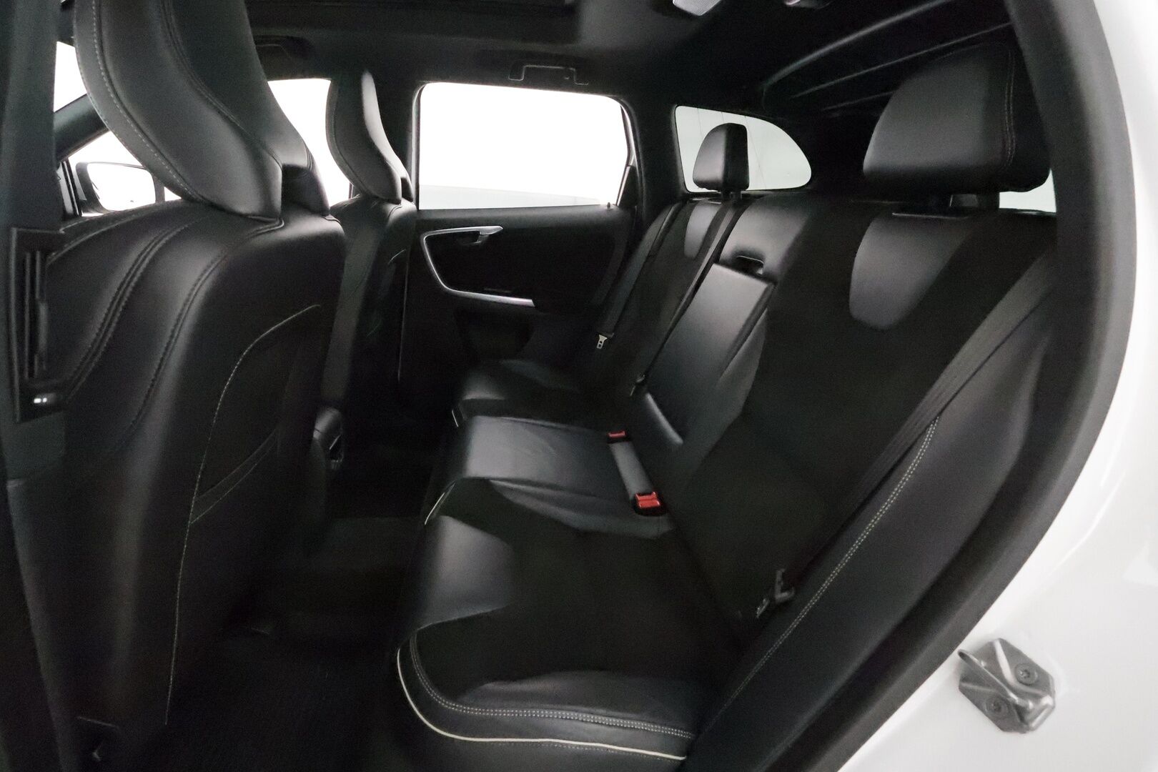 Volvo XC60 2016 D4 AWD R-Design aut *ACC / Webasto / Aktiiv.Xenon / Koukku / BLIS / Panorama / Sporttipenkit / Digimittaristo / Navi / H&K* - Kahdet renkaat aluvanteilla / Huippuvarusteet!