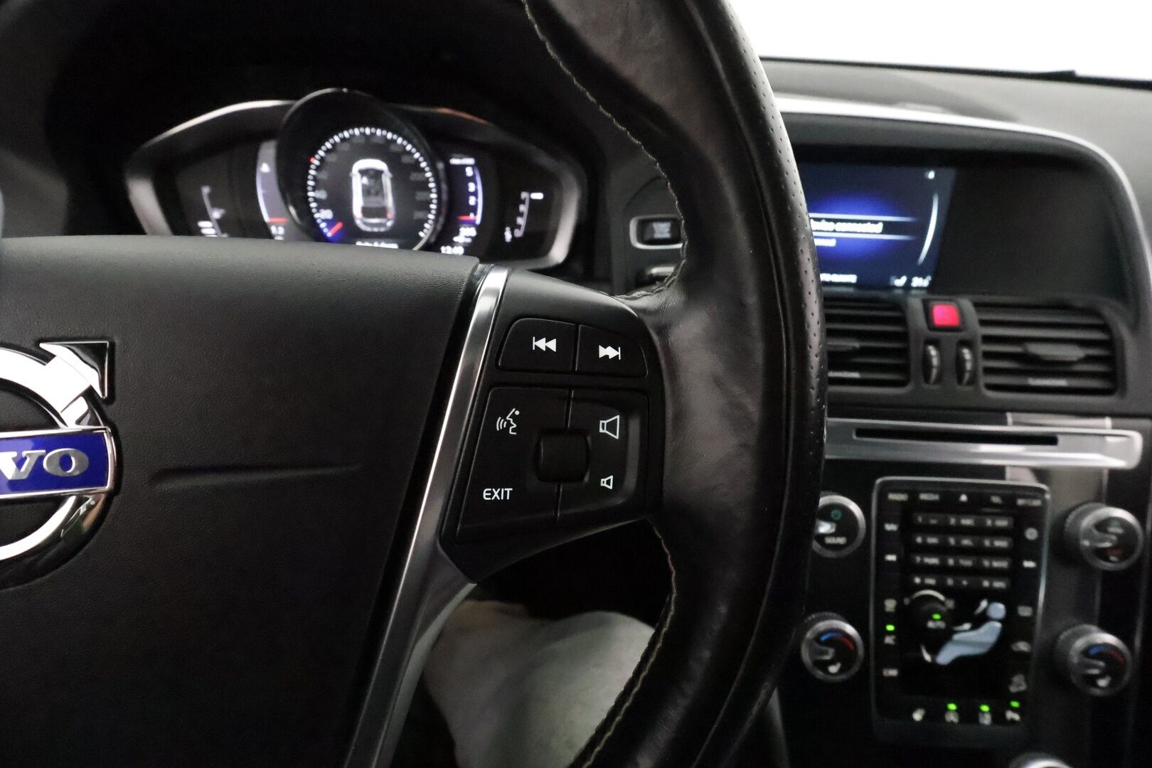 Volvo XC60 2016 D4 AWD R-Design aut *ACC / Webasto / Aktiiv.Xenon / Koukku / BLIS / Panorama / Sporttipenkit / Digimittaristo / Navi / H&K* - Kahdet renkaat aluvanteilla / Huippuvarusteet!