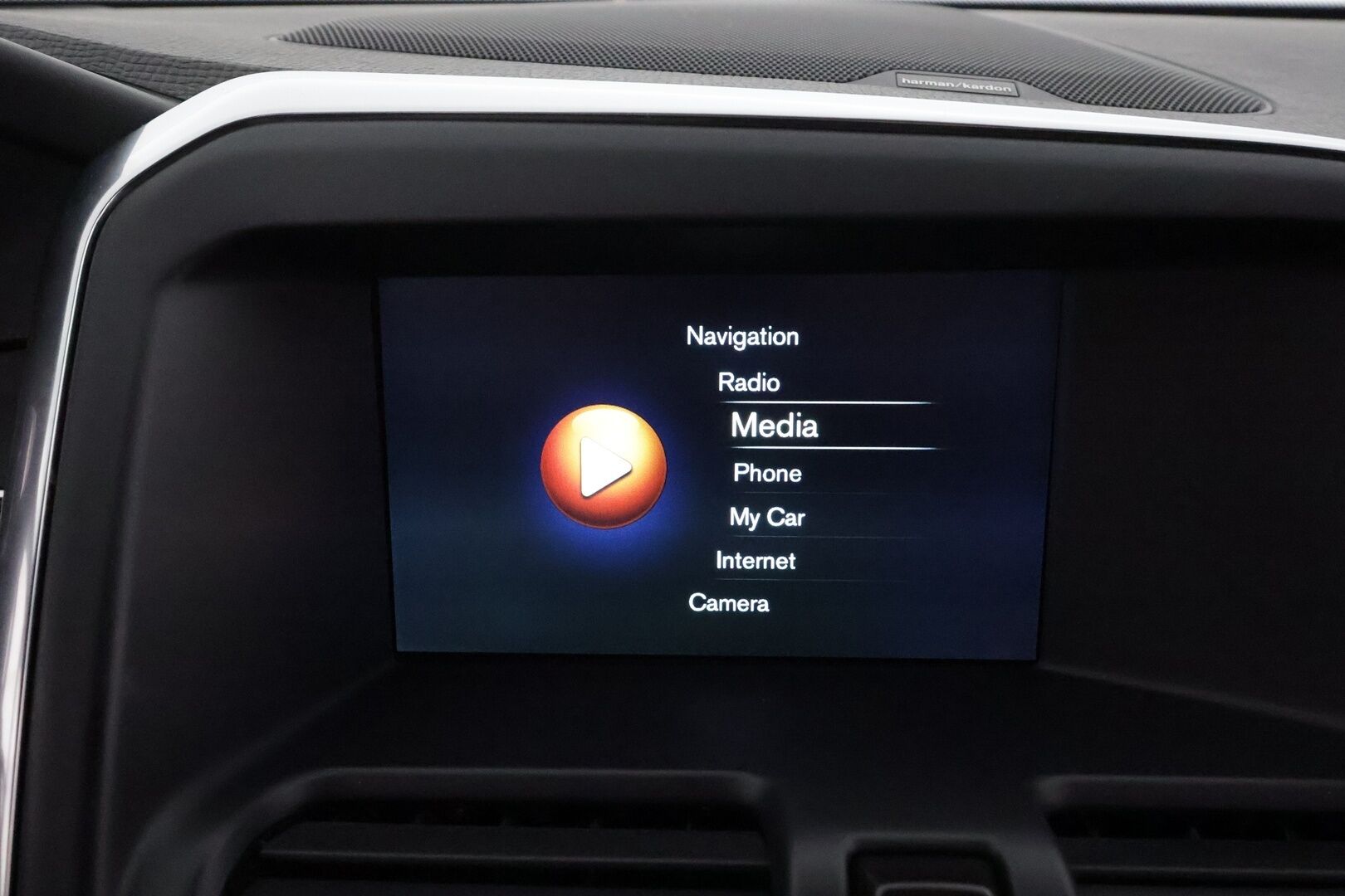 Volvo XC60 2016 D4 AWD R-Design aut *ACC / Webasto / Aktiiv.Xenon / Koukku / BLIS / Panorama / Sporttipenkit / Digimittaristo / Navi / H&K* - Kahdet renkaat aluvanteilla / Huippuvarusteet!