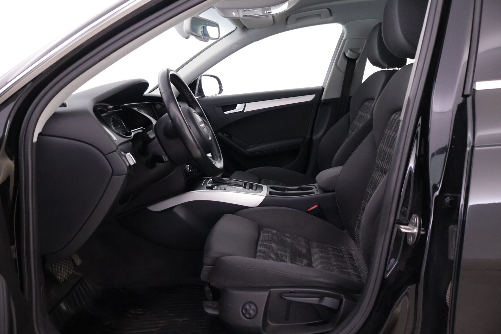 Audi A4 2013 Avant Business 2,0 TDI 130 kW quattro S tronic YritysOutlet - Myydään vain yrityksille - Kahdet renkaat alumiini vantein! / Koriltaan siisti / Ajolleen hyvä