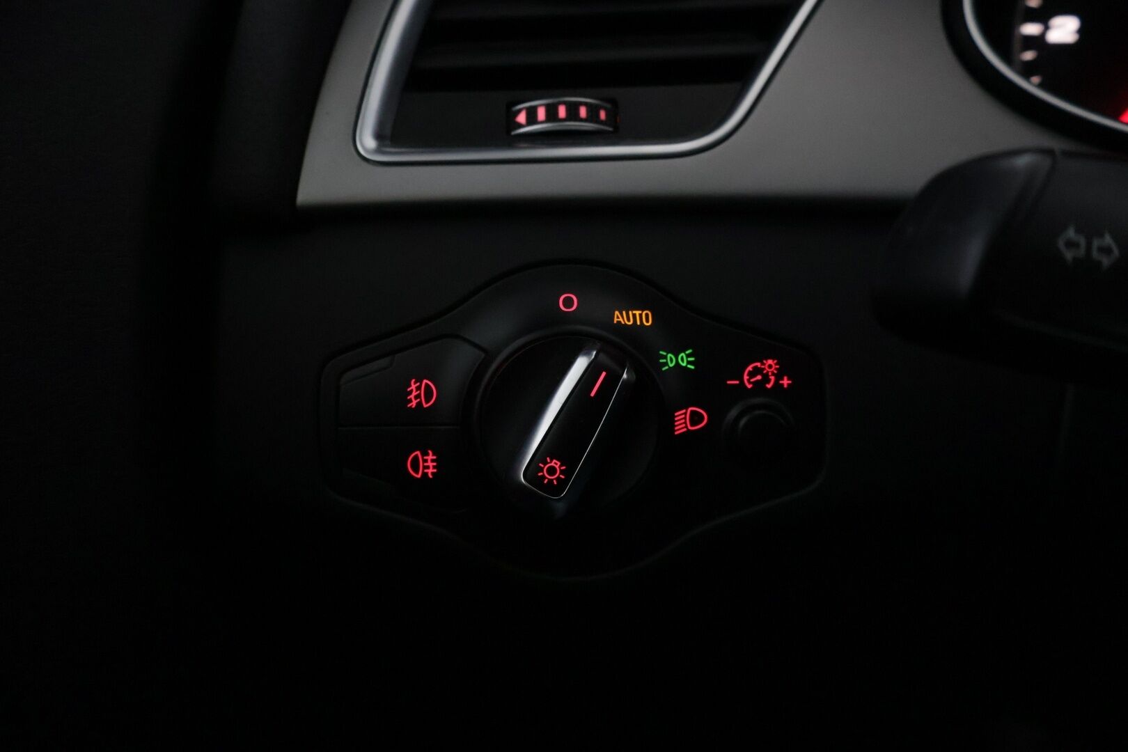 Audi A4 2013 Avant Business 2,0 TDI 130 kW quattro S tronic YritysOutlet - Myydään vain yrityksille - Kahdet renkaat alumiini vantein! / Koriltaan siisti / Ajolleen hyvä