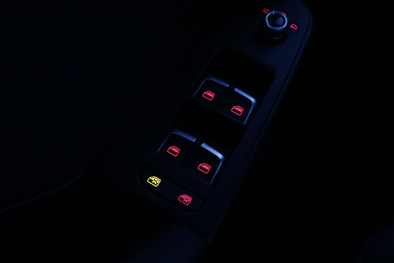 Audi A4 2013 Avant Business 2,0 TDI 130 kW quattro S tronic YritysOutlet - Myydään vain yrityksille - Kahdet renkaat alumiini vantein! / Koriltaan siisti / Ajolleen hyvä