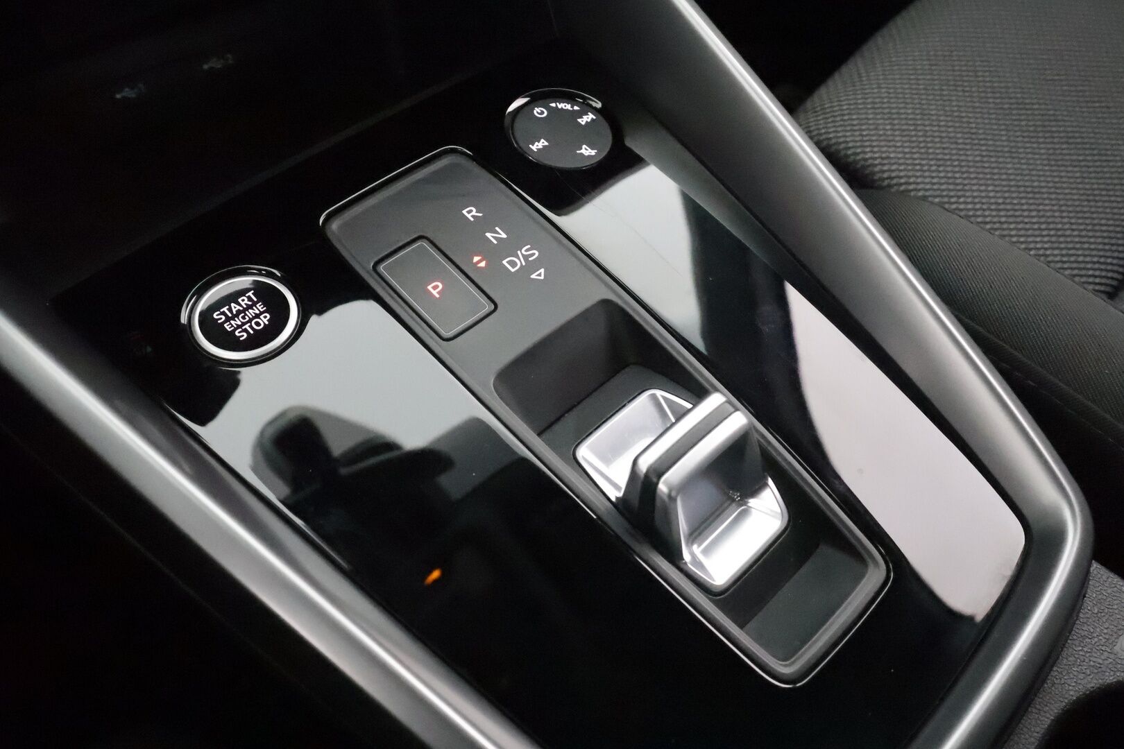 Audi A3 2023 Sportback Progress 40 TFSI e 150kW S tronic * ACC / P.tutkat / Sporttipenkit / KeylessGo / Digimittaristo * - 1.Om Suomi-auto / Kahdet renkaat aluvanteilla / Merkkihuollettu