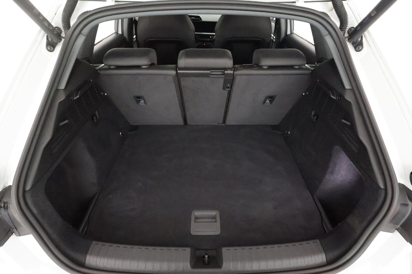 Audi A3 2023 Sportback Progress 40 TFSI e 150kW S tronic * ACC / P.tutkat / Sporttipenkit / KeylessGo / Digimittaristo * - 1.Om Suomi-auto / Kahdet renkaat aluvanteilla / Merkkihuollettu