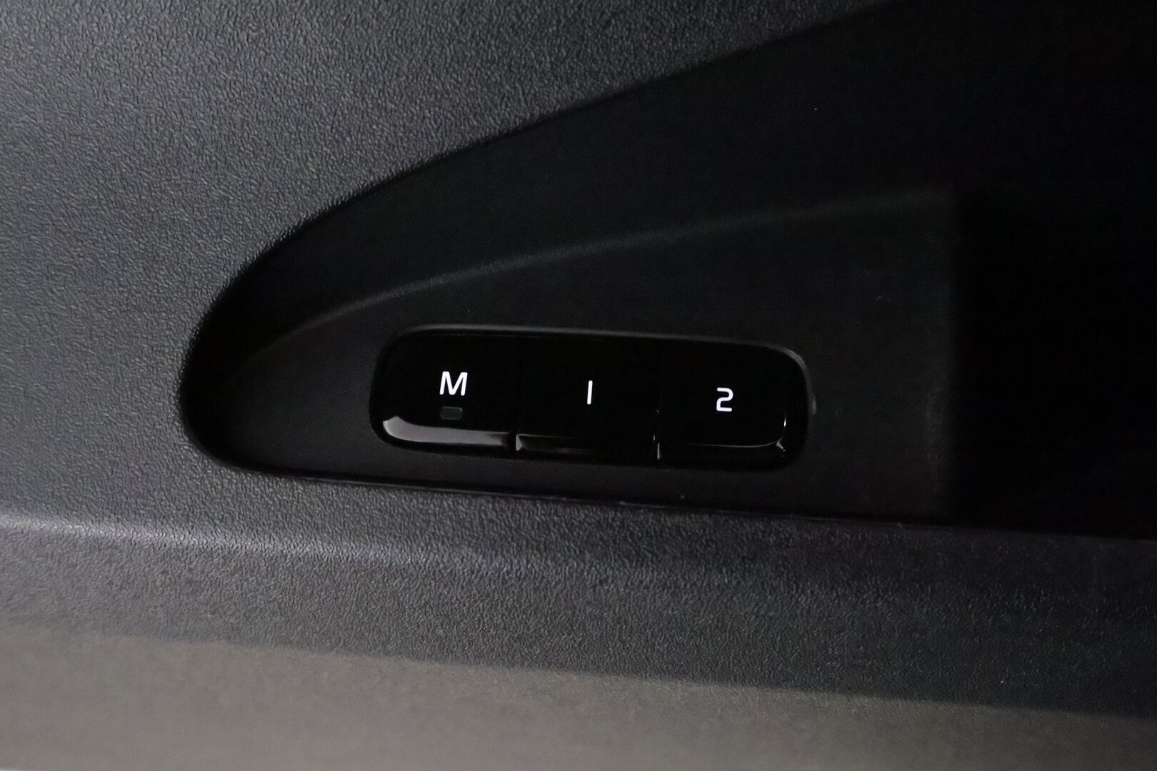 Polestar 2 2021 Launch Edition, 300kW, 78kWh *ACC / H&K / 360° / Lasikatto / Pixel LED / Muistipenkki / Navi / BLIS / Sporttipenkit* - Kahdet renkaat aluvanteilla / Merkkihuollettu
