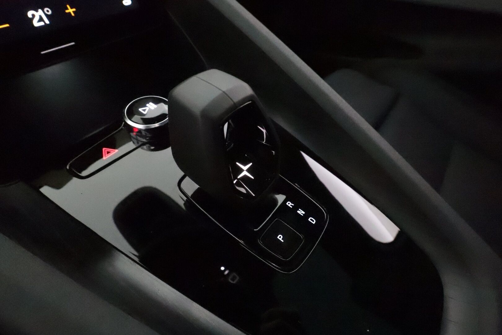 Polestar 2 2021 Launch Edition, 300kW, 78kWh *ACC / H&K / 360° / Lasikatto / Pixel LED / Muistipenkki / Navi / BLIS / Sporttipenkit* - Kahdet renkaat aluvanteilla / Merkkihuollettu