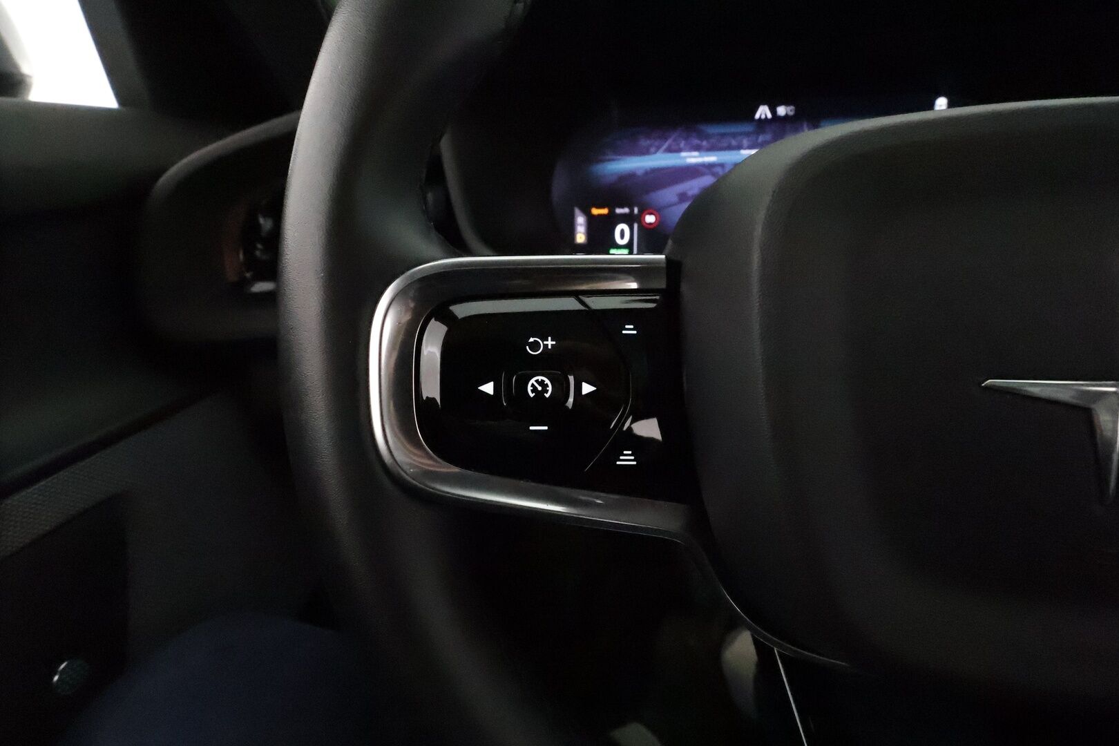 Polestar 2 2021 Launch Edition, 300kW, 78kWh *ACC / H&K / 360° / Lasikatto / Pixel LED / Muistipenkki / Navi / BLIS / Sporttipenkit* - Kahdet renkaat aluvanteilla / Merkkihuollettu