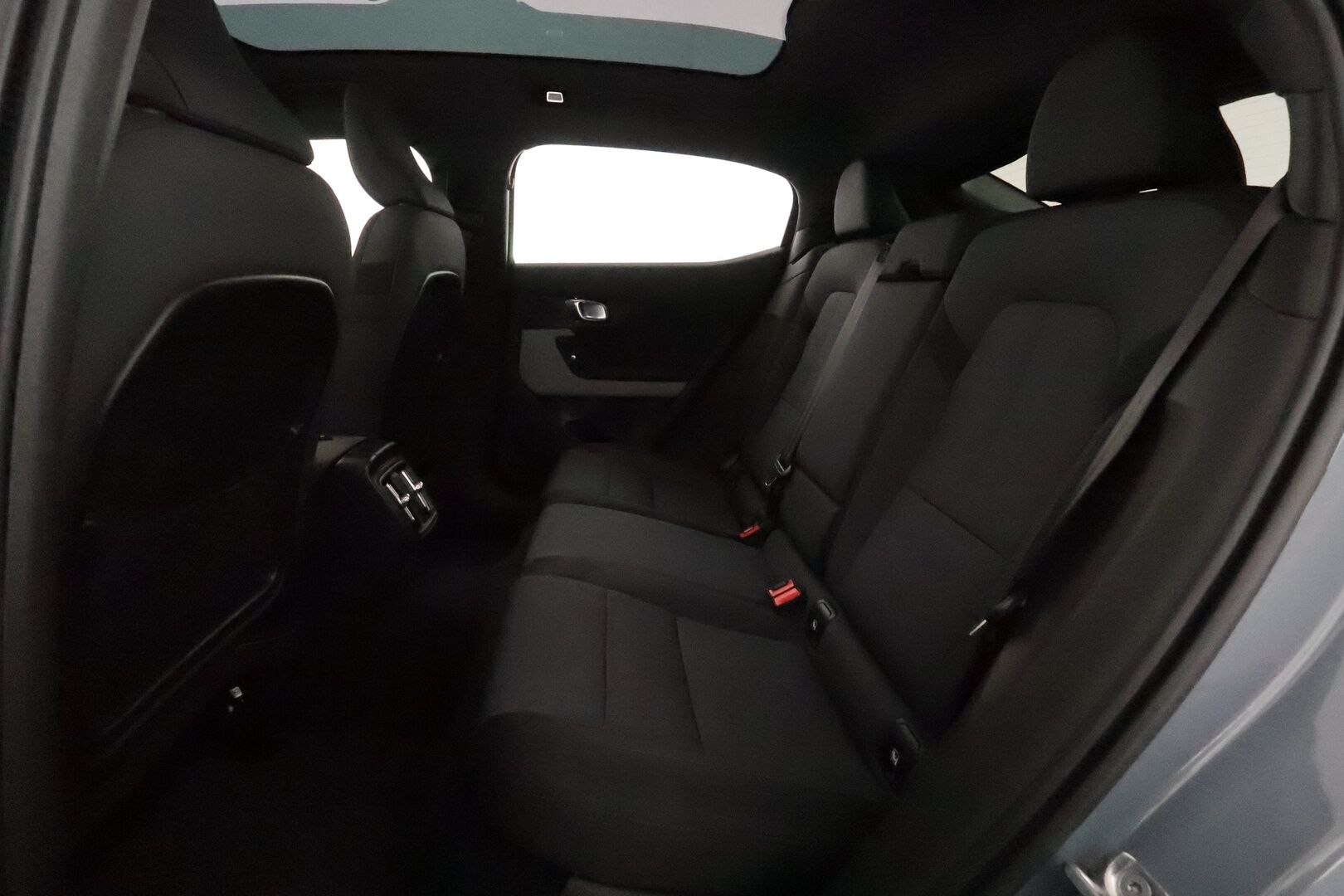 Polestar 2 2021 Launch Edition, 300kW, 78kWh *ACC / H&K / 360° / Lasikatto / Pixel LED / Muistipenkki / Navi / BLIS / Sporttipenkit* - Kahdet renkaat aluvanteilla / Merkkihuollettu