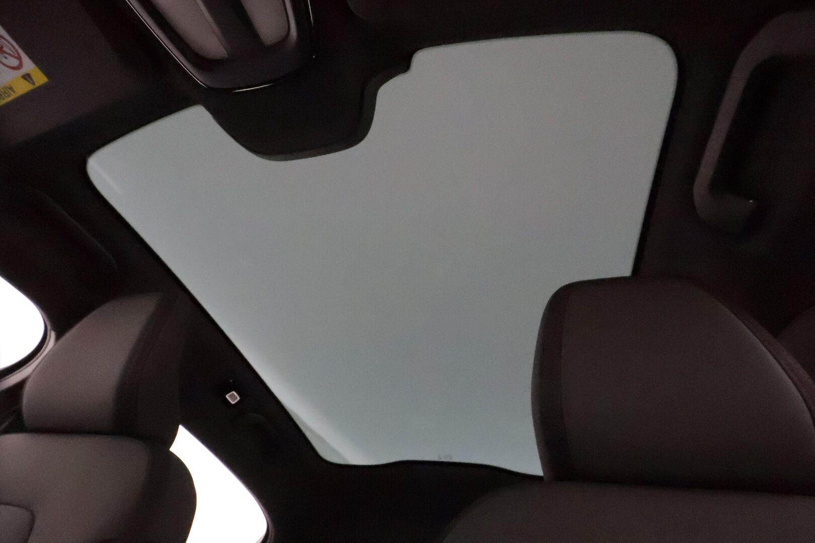 Polestar 2 2021 Launch Edition, 300kW, 78kWh *ACC / H&K / 360° / Lasikatto / Pixel LED / Muistipenkki / Navi / BLIS / Sporttipenkit* - Kahdet renkaat aluvanteilla / Merkkihuollettu