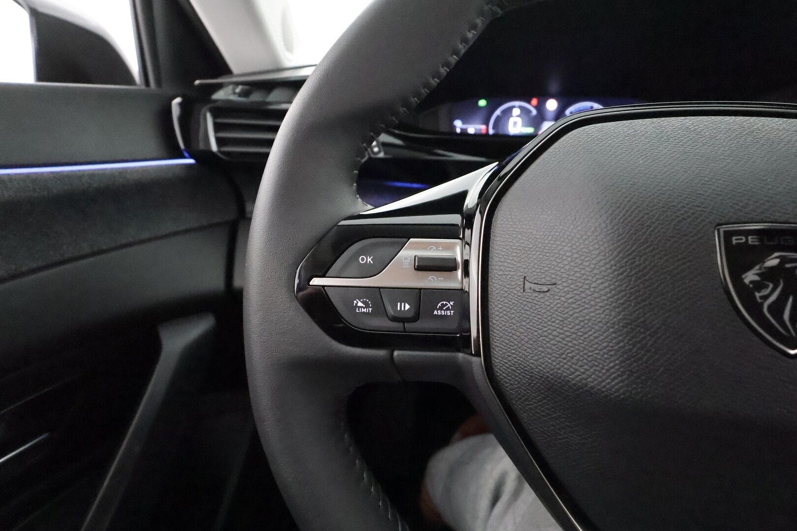 Peugeot 408 2023 Allure Pack Hybrid 225 EAT8-autm. ** 1-Om Suomi auto / Adapt.vakkari / P.kamera / Akku kuntotarkastettu / Keyless - 3,99 % KORKOTARJOUS TÄHÄN AUTOON - Apple&Android / 2x renkaat / Sporttipenkit / Navi / Digimittaristo