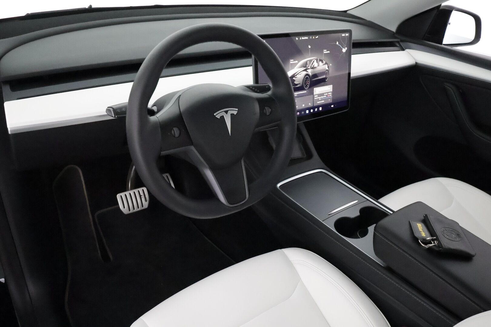 Tesla Model Y 2023 Performance **Lasikatto / Lämpöpumppu / Adapt.Vakkari / Matrix-LED / P.Kamera / Muistipenkki / Navi / KeylessGO** - Suomi-auto / 2x Latauskaapelit