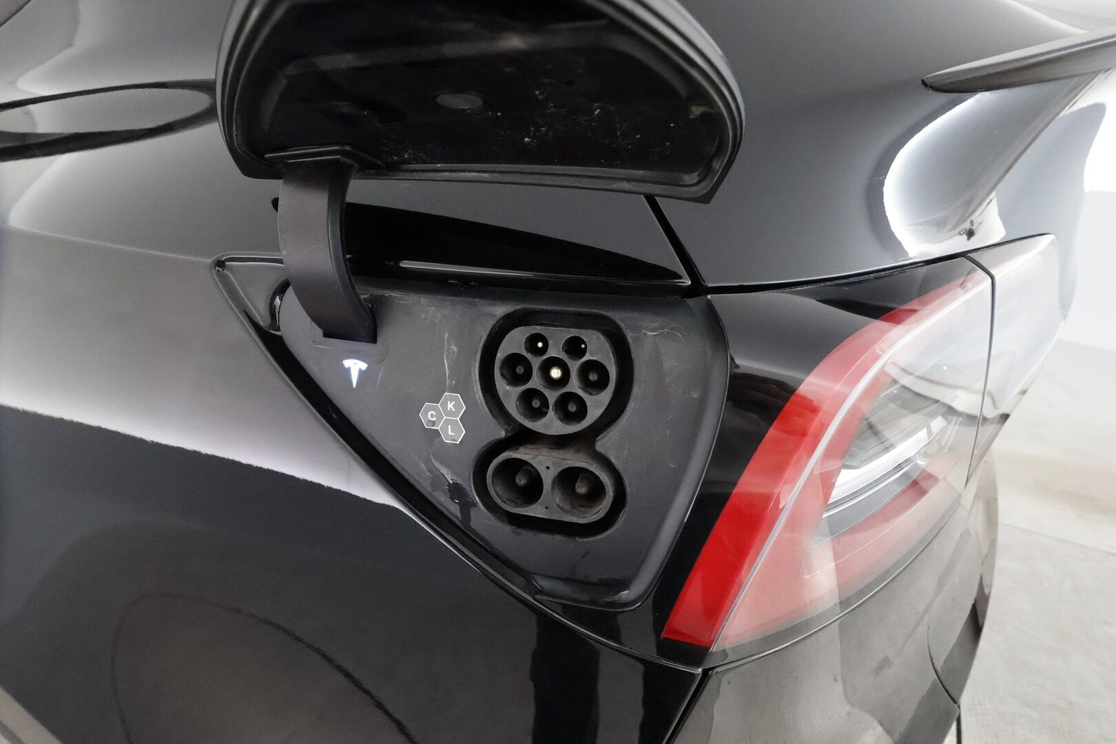 Tesla Model Y 2023 Performance **Lasikatto / Lämpöpumppu / Adapt.Vakkari / Matrix-LED / P.Kamera / Muistipenkki / Navi / KeylessGO** - Suomi-auto / 2x Latauskaapelit