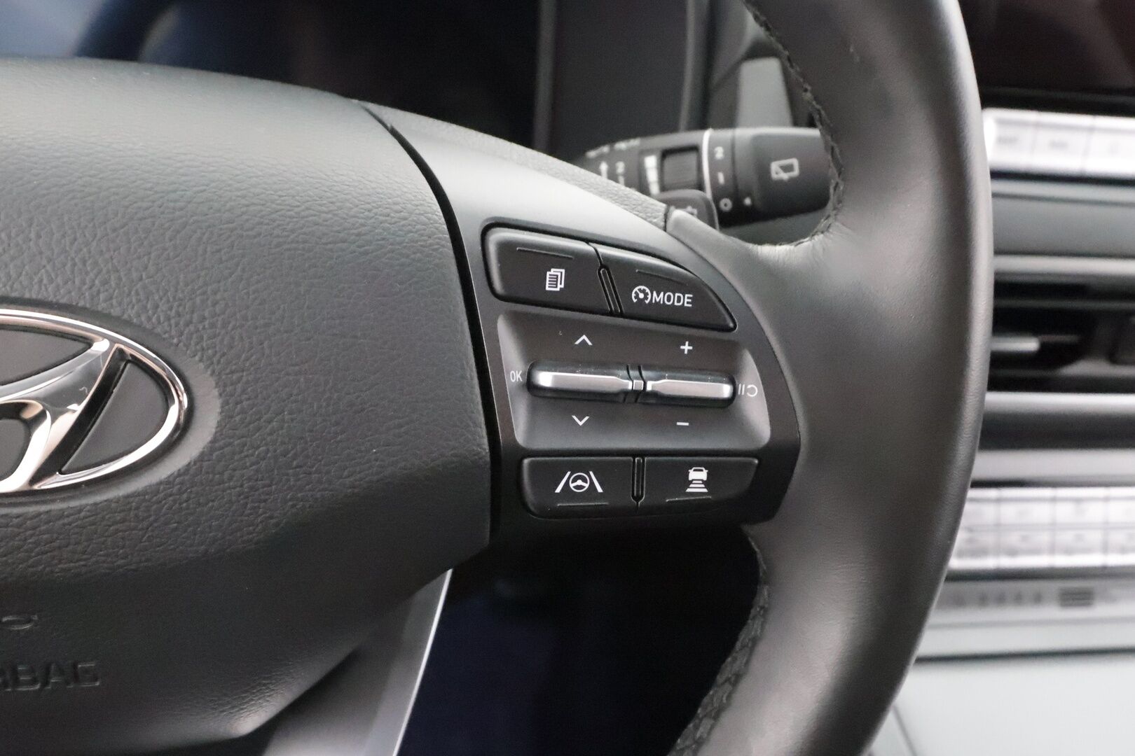 Hyundai KONA 2023 electric 64 kWh 204 hv Style MY21 - | ACC | ILP | HUD | Krell | Sähköpenkit | P.kamera | Digimittaristo | Lämm. ratti | LED | HDA | BSM | 1-om suomiauto | ALV | 