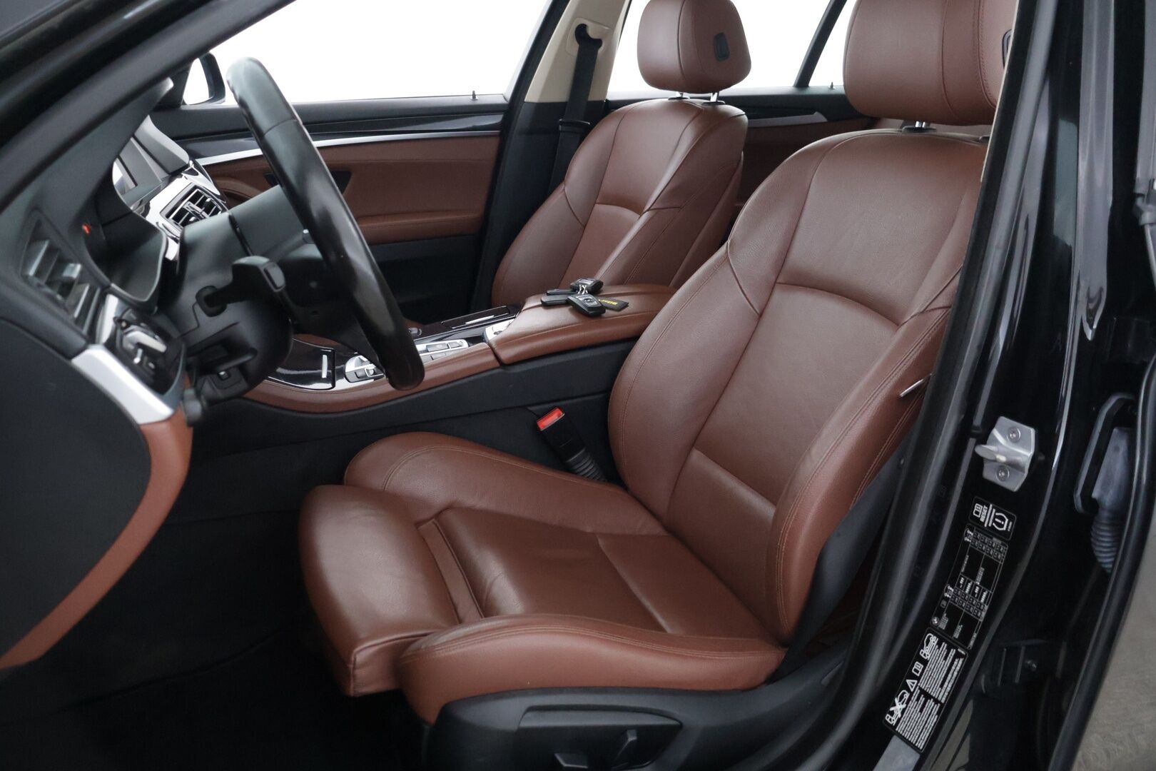 BMW 520 2014 F11 Touring 520d A xDrive Business *Konjakki Sporttinahat / HiFi / Lämmitettävä M-Ratti / Koukku / Tutkat* - *2x Renkaat ja vanteet / Lohko* - HULLUT JOULUT KORKOTARJOUS 2,49% 