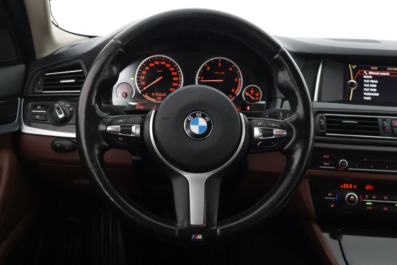 BMW 520 2014 F11 Touring 520d A xDrive Business *Konjakki Sporttinahat / HiFi / Lämmitettävä M-Ratti / Koukku / Tutkat* - *2x Renkaat ja vanteet / Lohko* - HULLUT JOULUT KORKOTARJOUS 2,49% 