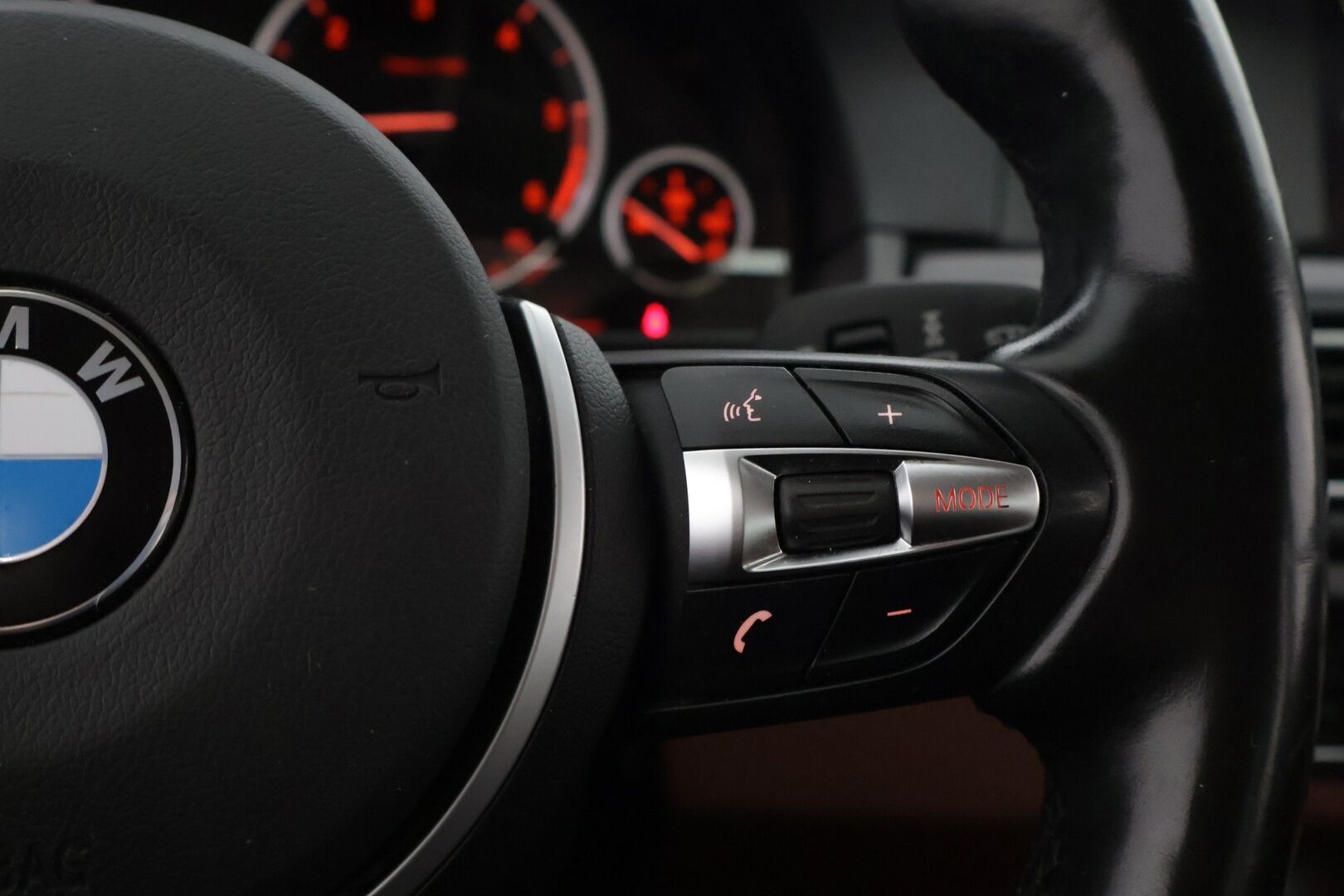 BMW 520 2014 F11 Touring 520d A xDrive Business *Konjakki Sporttinahat / HiFi / Lämmitettävä M-Ratti / Koukku / Tutkat* - *2x Renkaat ja vanteet / Lohko* - HULLUT JOULUT KORKOTARJOUS 2,49% 