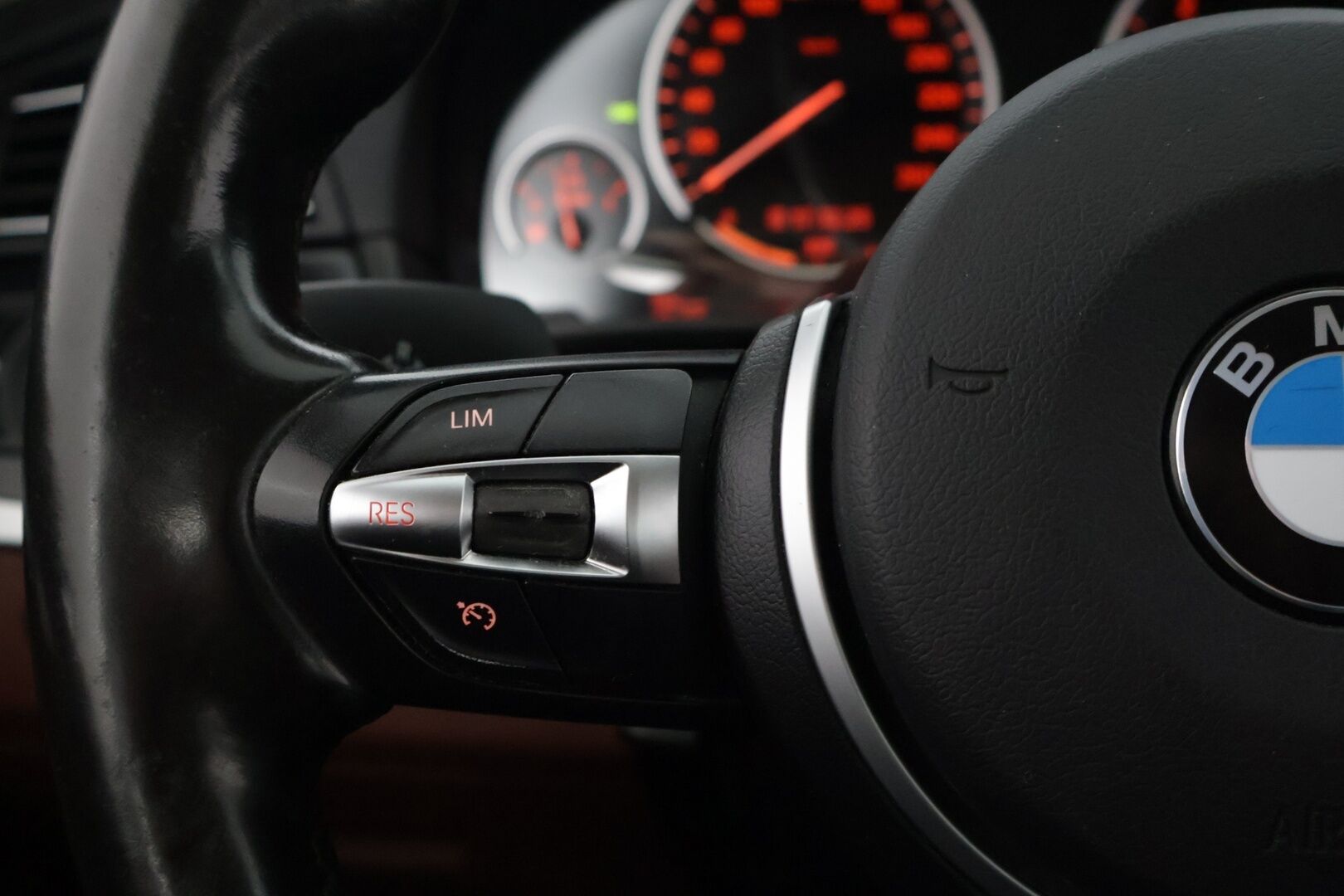 BMW 520 2014 F11 Touring 520d A xDrive Business *Konjakki Sporttinahat / HiFi / Lämmitettävä M-Ratti / Koukku / Tutkat* - *2x Renkaat ja vanteet / Lohko* - HULLUT JOULUT KORKOTARJOUS 2,49% 