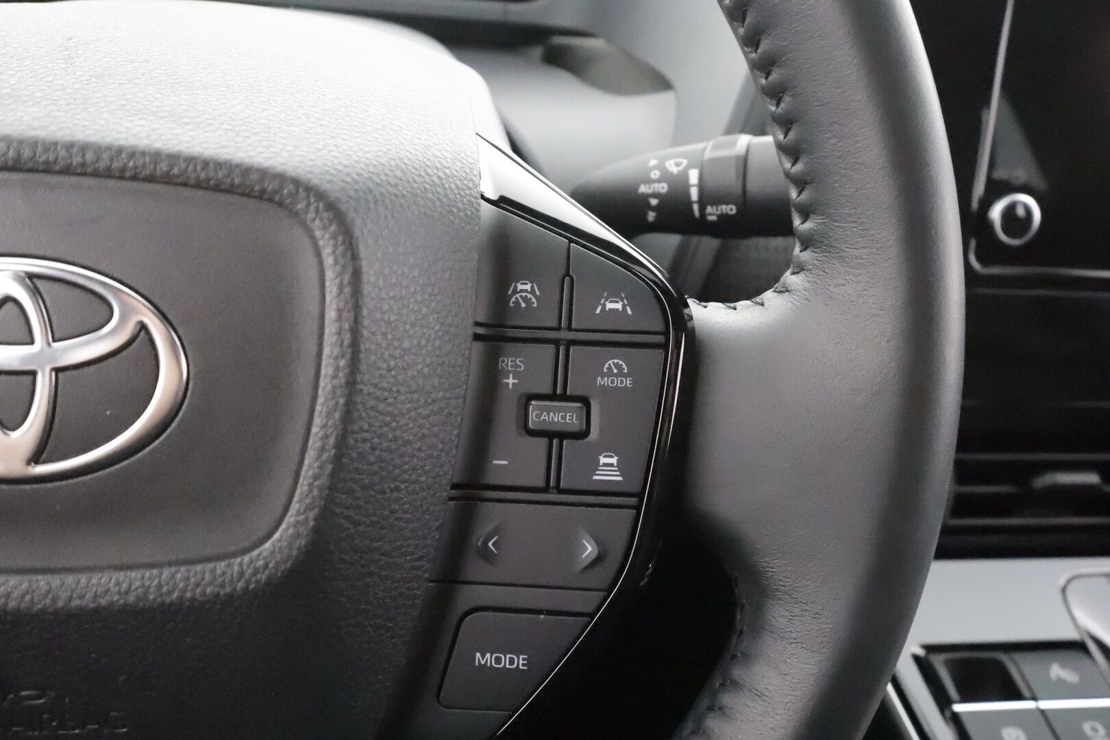 Toyota bZ4X 2023 Active AWD - | ACC | Koukku | P.kamera | Keyless | Sähk. takaluukku | Helmiäisväri | Suomi-auto | 2x renkaat aluin |  