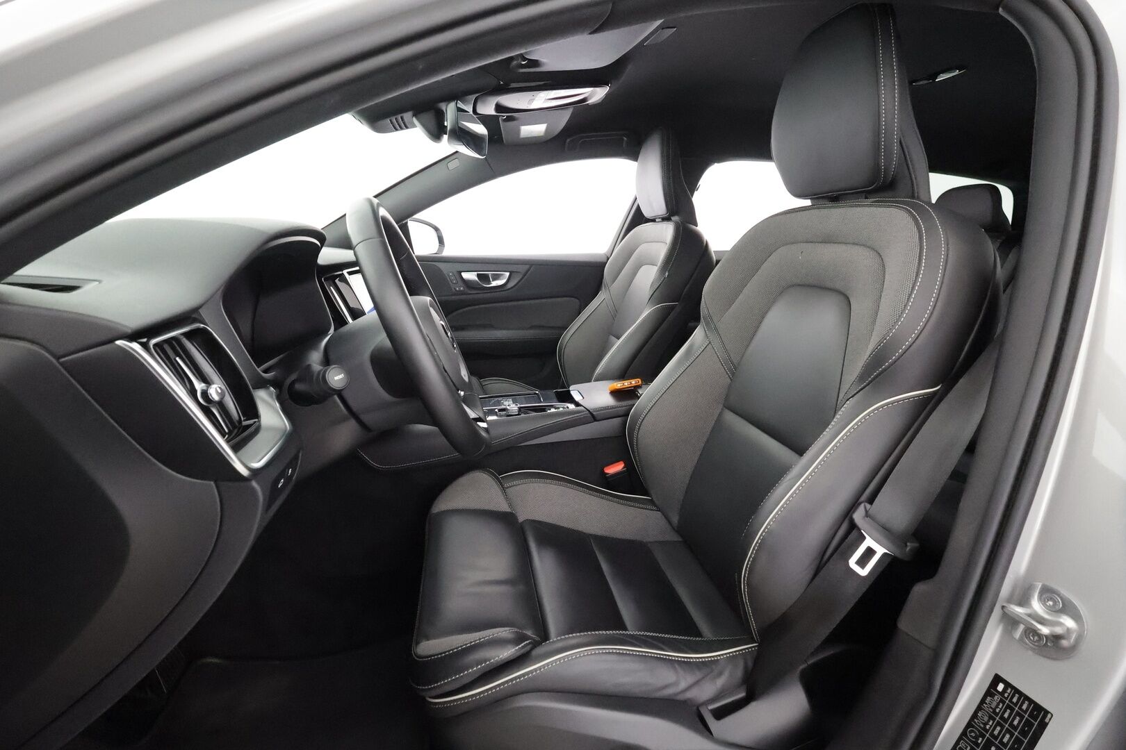Volvo V60 2023 T6 AWD Long Range Plus Dark aut - | Koukku | ACC | Full-LED | P.Kamera | Sporttipenkit Muistilla | Navi | Kaistavahti | Keyless | HP Audio | 1-om Suomi-auto | 2x Latauskaapelit | Kahdet renkaat | Merkkihuollot |