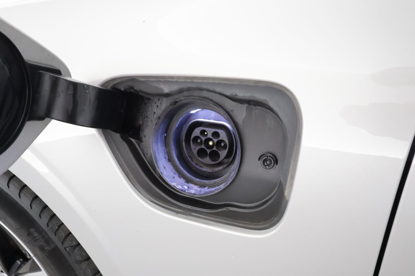 Volvo V60 2023 T6 AWD Long Range Plus Dark aut - | Koukku | ACC | Full-LED | P.Kamera | Sporttipenkit Muistilla | Navi | Kaistavahti | Keyless | HP Audio | 1-om Suomi-auto | 2x Latauskaapelit | Kahdet renkaat | Merkkihuollot |