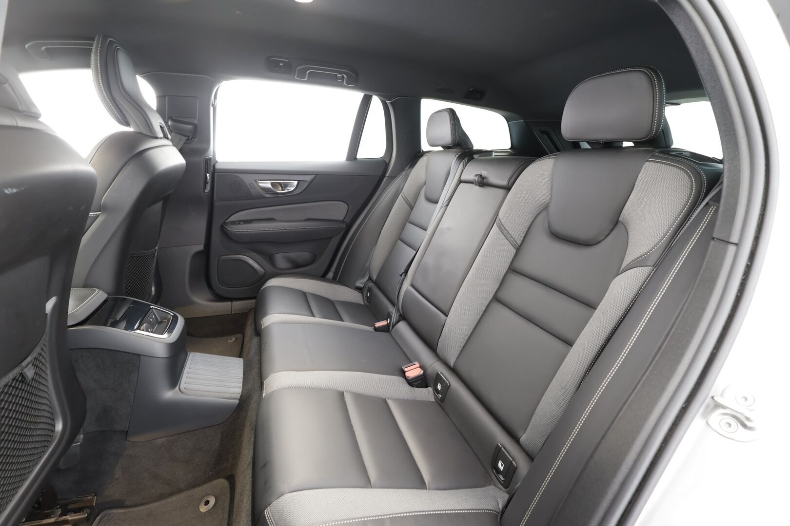 Volvo V60 2023 T6 AWD Long Range Plus Dark aut - | Koukku | ACC | Full-LED | P.Kamera | Sporttipenkit Muistilla | Navi | Kaistavahti | Keyless | HP Audio | 1-om Suomi-auto | 2x Latauskaapelit | Kahdet renkaat | Merkkihuollot |