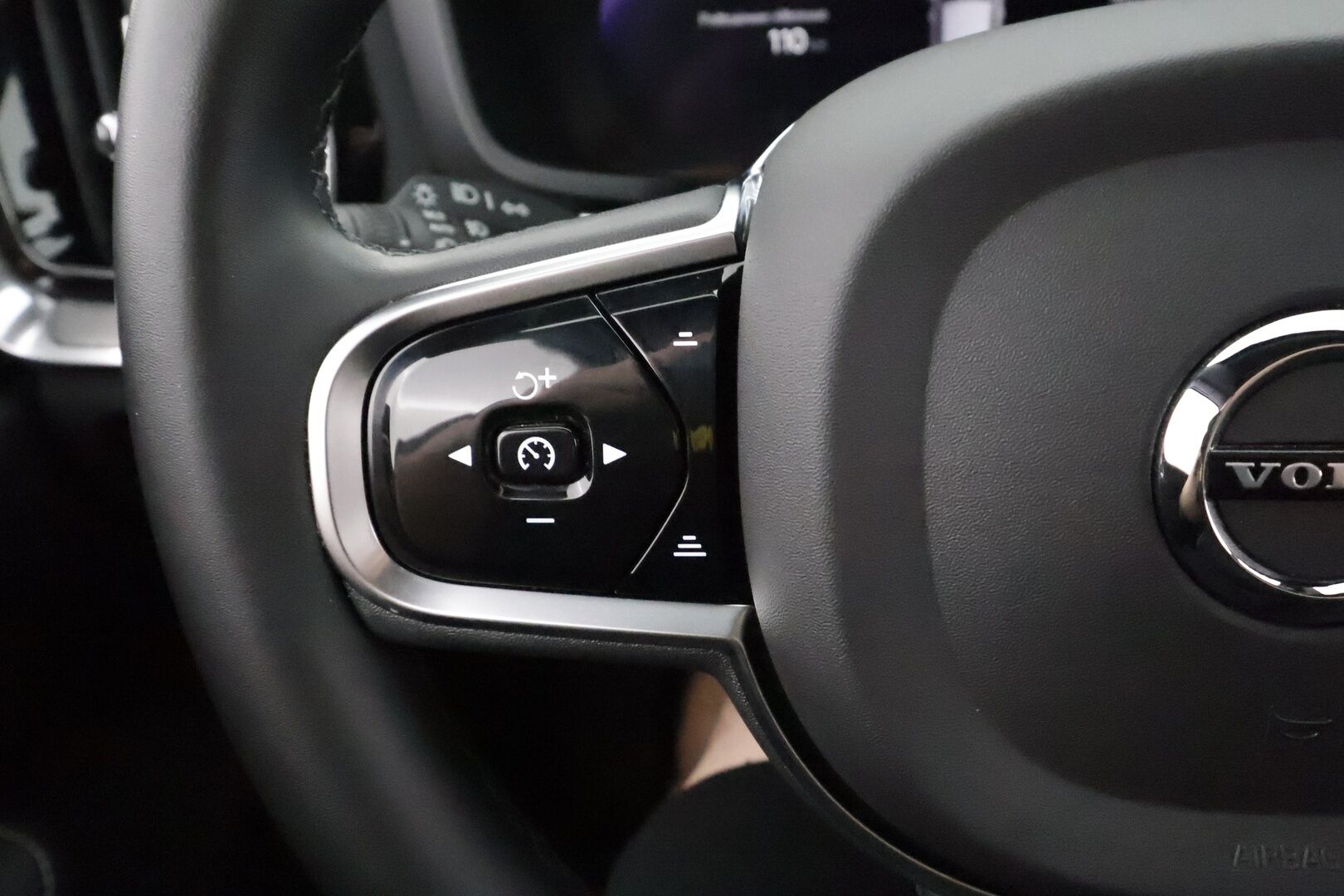 Volvo V60 2023 T6 AWD Long Range Plus Dark aut - | Koukku | ACC | Full-LED | P.Kamera | Sporttipenkit Muistilla | Navi | Kaistavahti | Keyless | HP Audio | 1-om Suomi-auto | 2x Latauskaapelit | Kahdet renkaat | Merkkihuollot |