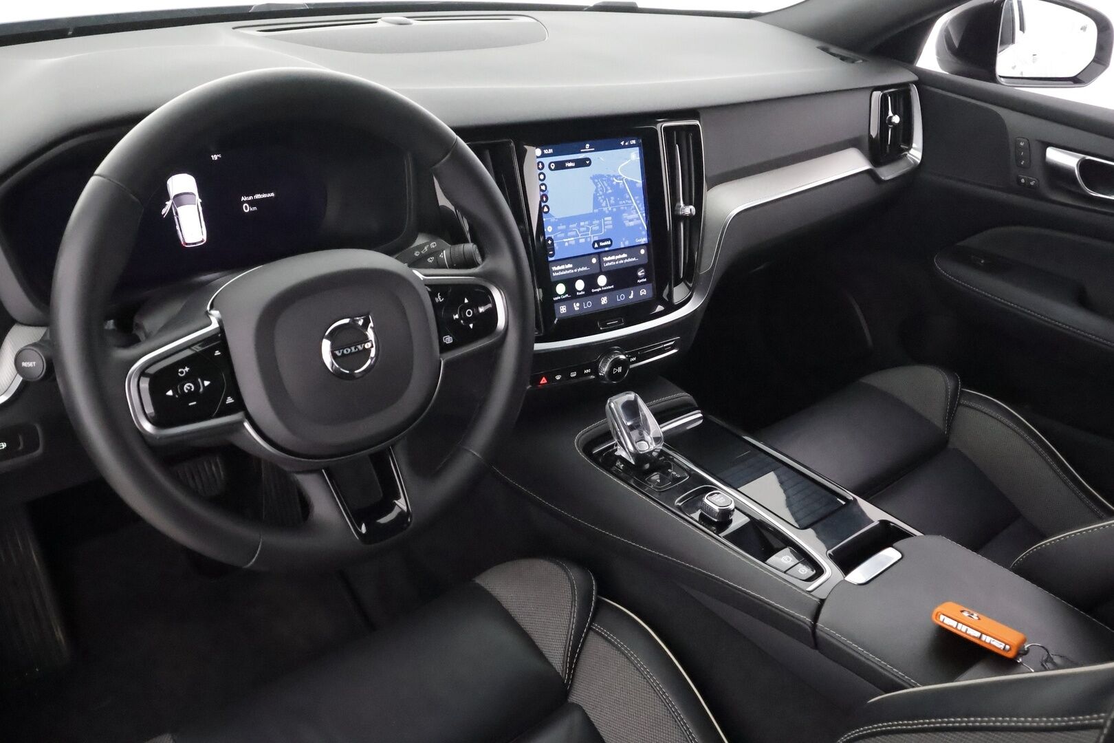 Volvo V60 2023 T6 AWD Long Range Plus Dark aut - | Koukku | ACC | Full-LED | P.Kamera | Sporttipenkit Muistilla | Navi | Kaistavahti | Keyless | HP Audio | 1-om Suomi-auto | 2x Latauskaapelit | Kahdet renkaat | Merkkihuollot |