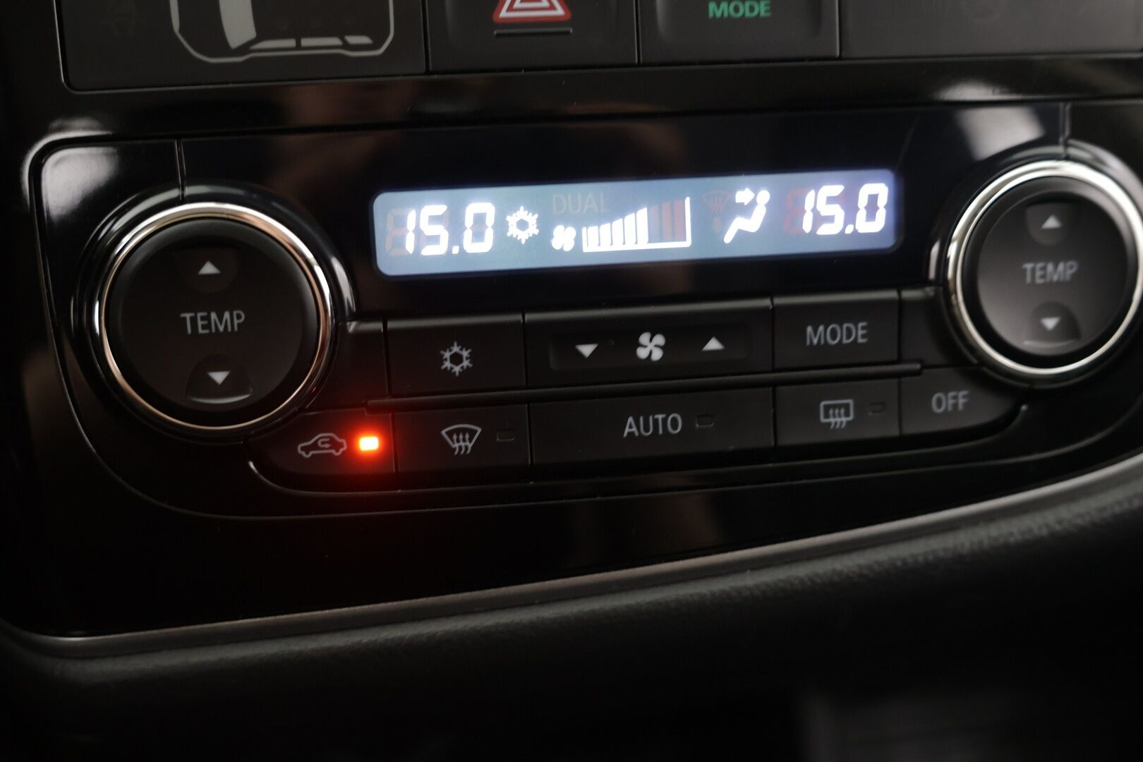 Mitsubishi Outlander 2016 2,0 MIVEC Instyle NAVI CVT 4WD 7P Business - | Vakkari | 7-paikkainen | Rehti bensa | Nahkasisusta | Navi | Bluetooth | Koukku