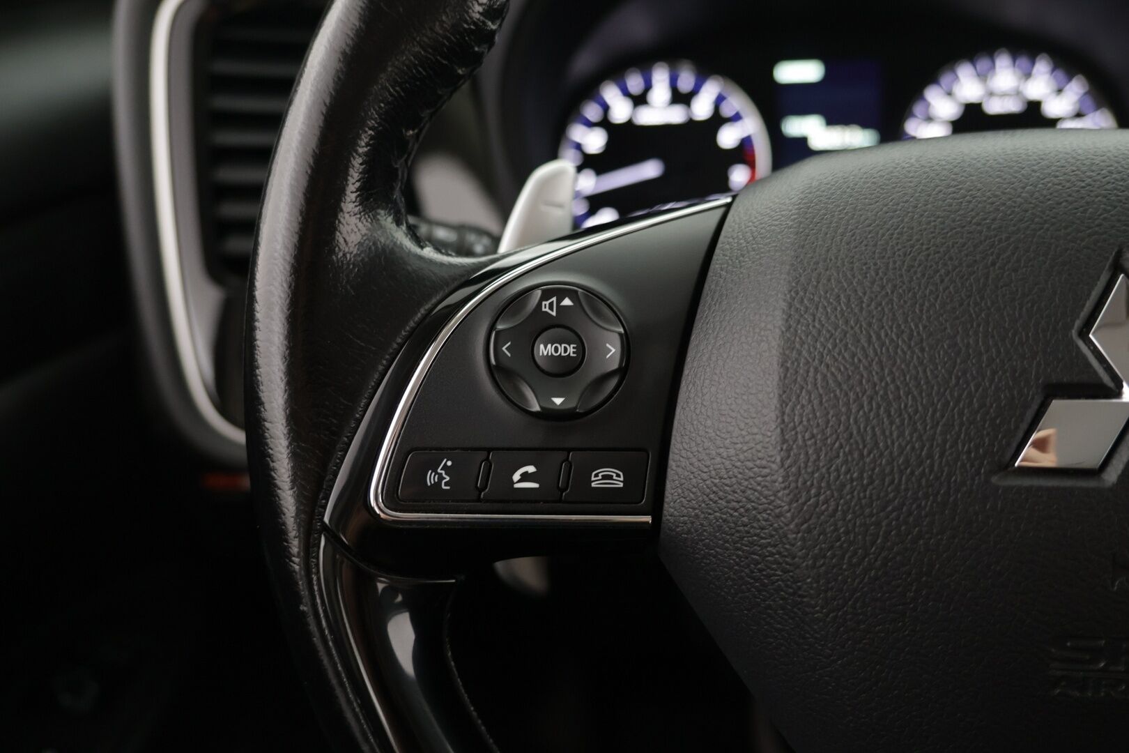 Mitsubishi Outlander 2016 2,0 MIVEC Instyle NAVI CVT 4WD 7P Business - | Vakkari | 7-paikkainen | Rehti bensa | Nahkasisusta | Navi | Bluetooth | Koukku