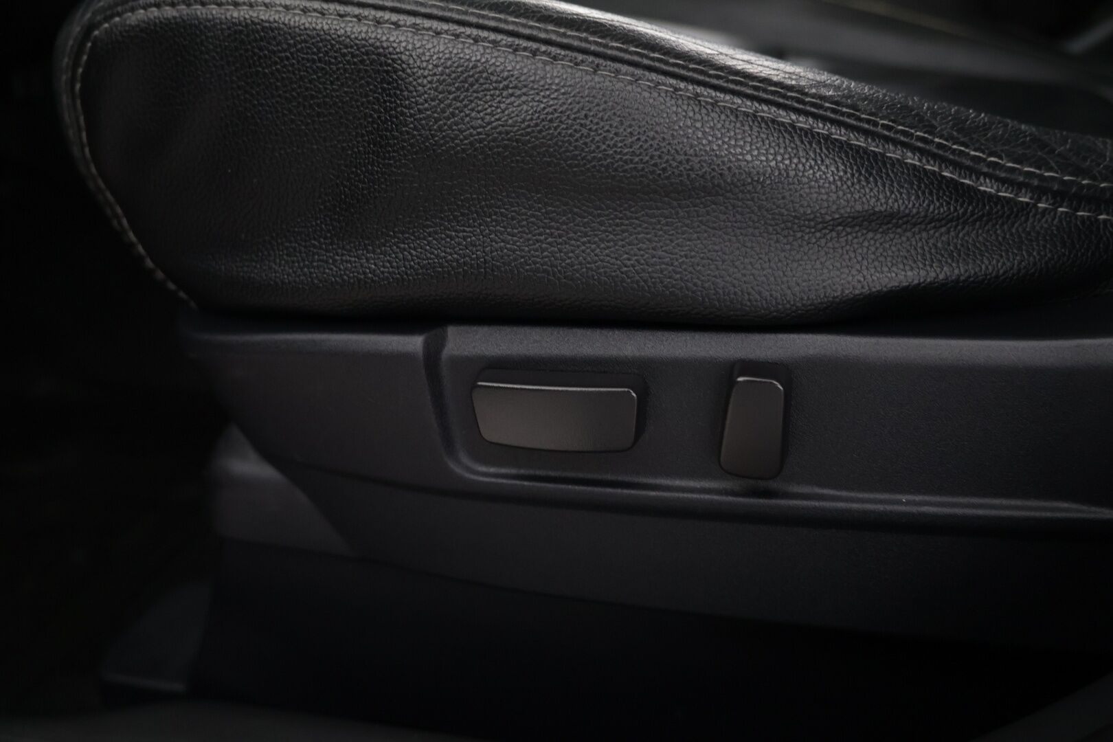 Mitsubishi Outlander 2016 2,0 MIVEC Instyle NAVI CVT 4WD 7P Business - | Vakkari | 7-paikkainen | Rehti bensa | Nahkasisusta | Navi | Bluetooth | Koukku