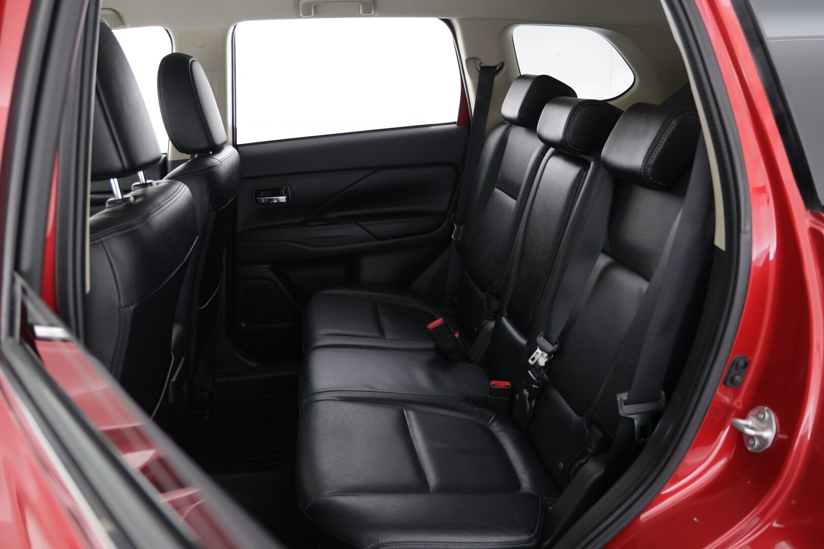Mitsubishi Outlander 2016 2,0 MIVEC Instyle NAVI CVT 4WD 7P Business - | Vakkari | 7-paikkainen | Rehti bensa | Nahkasisusta | Navi | Bluetooth | Koukku