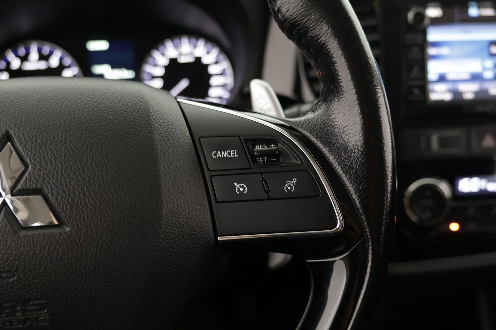 Mitsubishi Outlander 2016 2,0 MIVEC Instyle NAVI CVT 4WD 7P Business - | Vakkari | 7-paikkainen | Rehti bensa | Nahkasisusta | Navi | Bluetooth | Koukku
