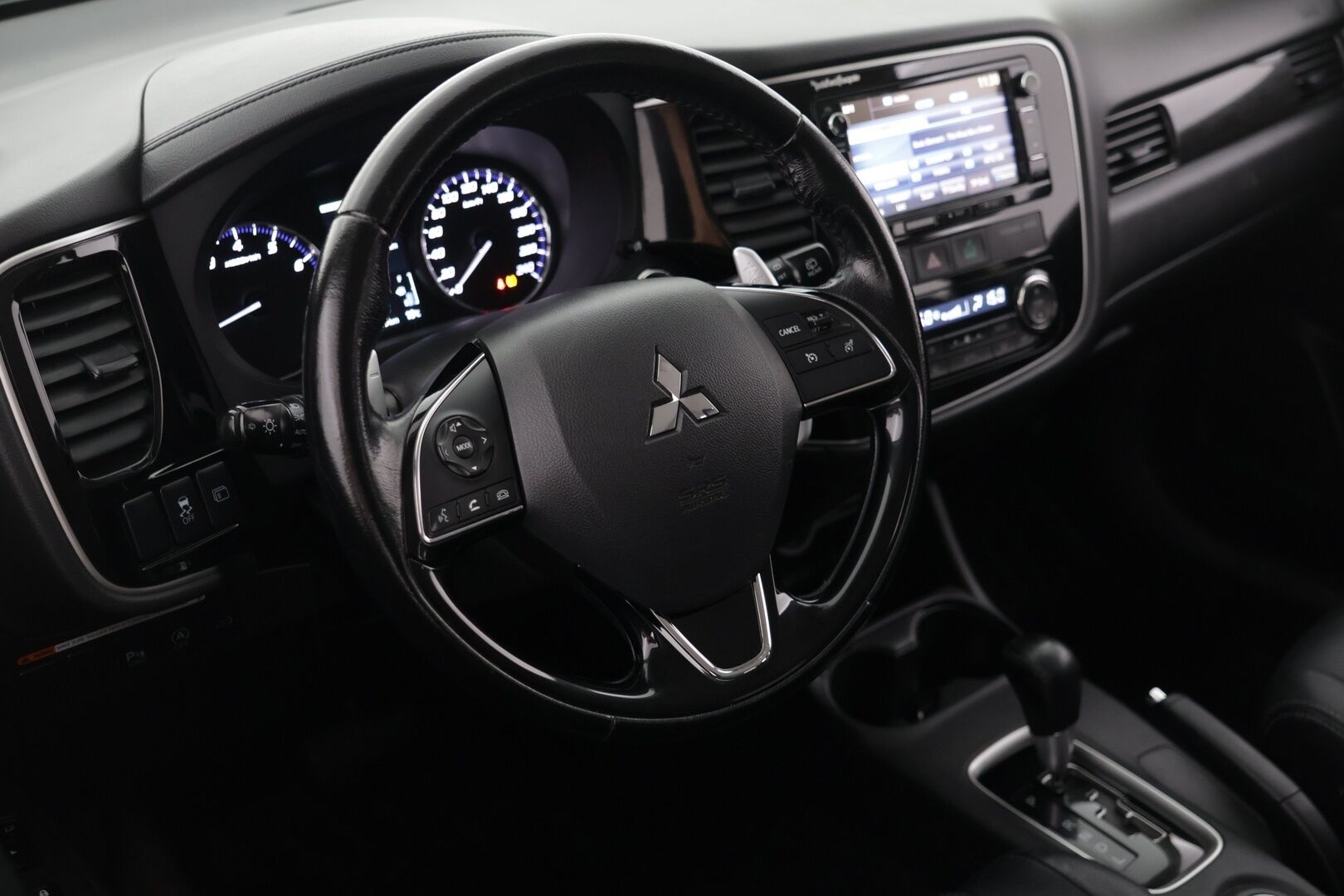 Mitsubishi Outlander 2016 2,0 MIVEC Instyle NAVI CVT 4WD 7P Business - | Vakkari | 7-paikkainen | Rehti bensa | Nahkasisusta | Navi | Bluetooth | Koukku