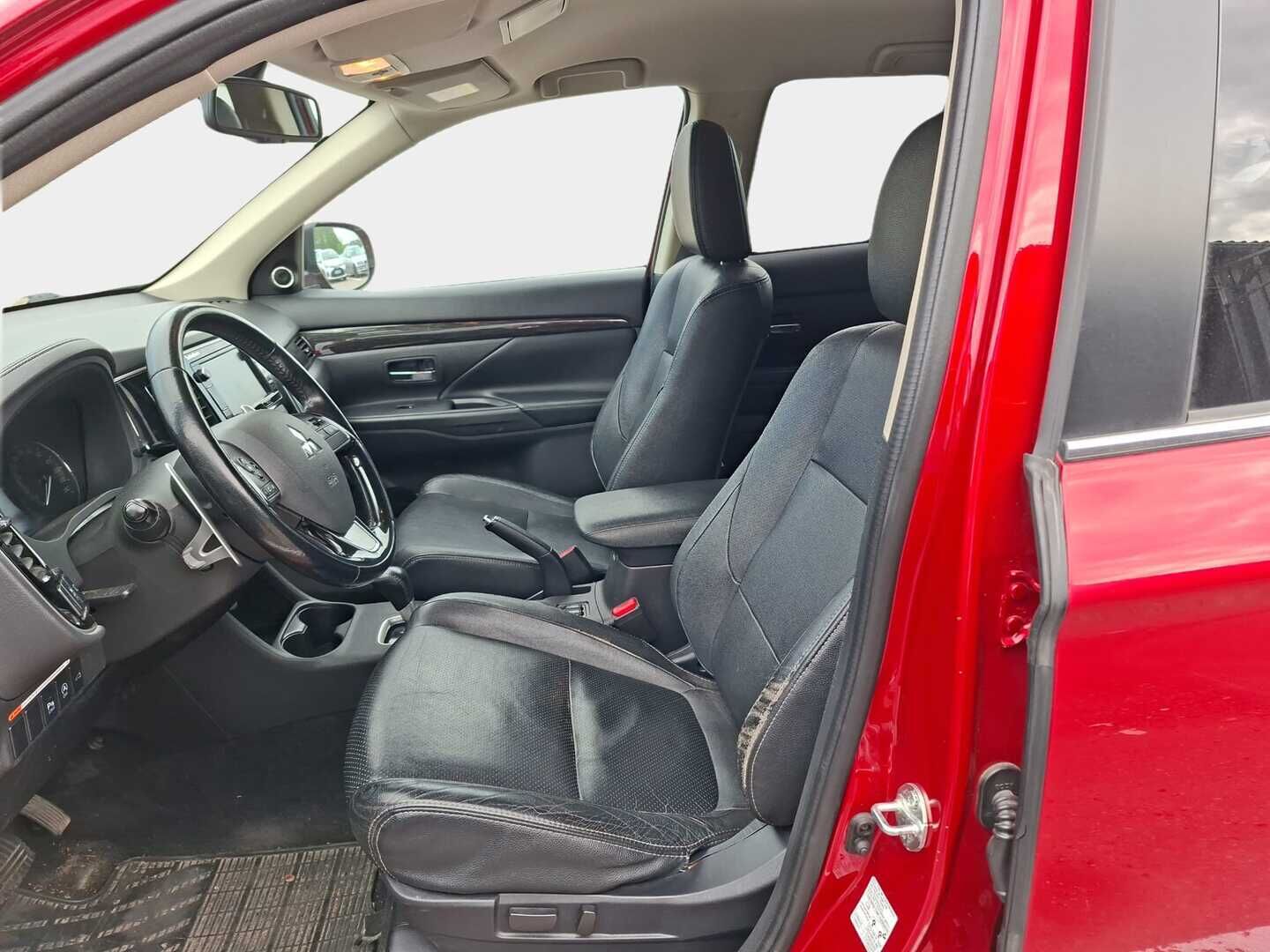 Mitsubishi Outlander 2015 2,0 MIVEC Instyle NAVI CVT 4WD 7P Business - | Vakkari | 7-paikkainen | Rehti bensa | Nahkasisusta | Navi | Bluetooth | Koukku