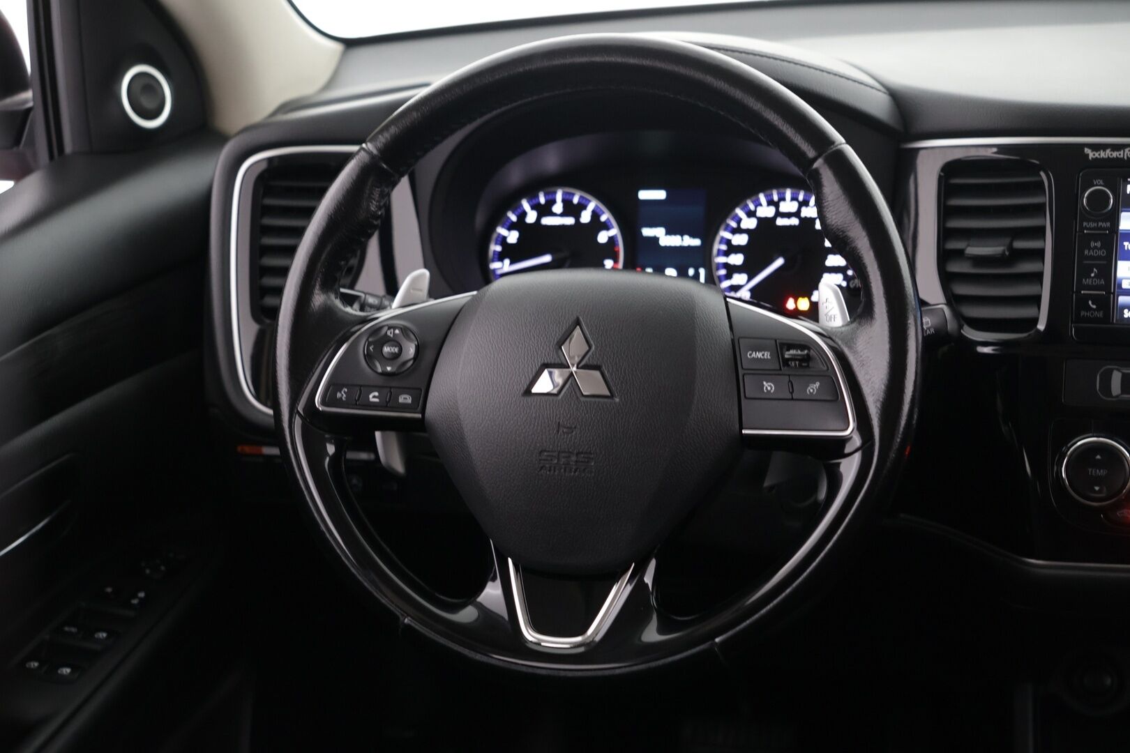 Mitsubishi Outlander 2016 2,0 MIVEC Instyle NAVI CVT 4WD 7P Business - | Vakkari | 7-paikkainen | Rehti bensa | Nahkasisusta | Navi | Bluetooth | Koukku