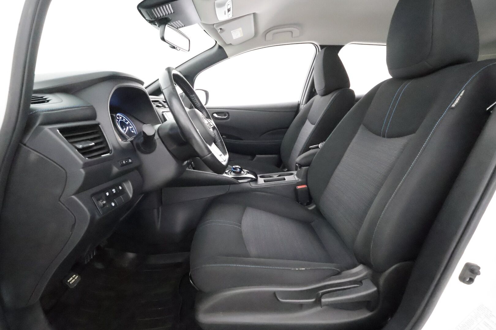 Nissan Leaf 2023 e+ N-Connecta 62 kWh - 1Om Suomiauto / Adapt.Vakkari / 360-Kamera / KeylessGo / Navi / BLIS / Merkkihuollot / LED / Ratinlämmitys / 2x Hyvät renkaat aluvantein!