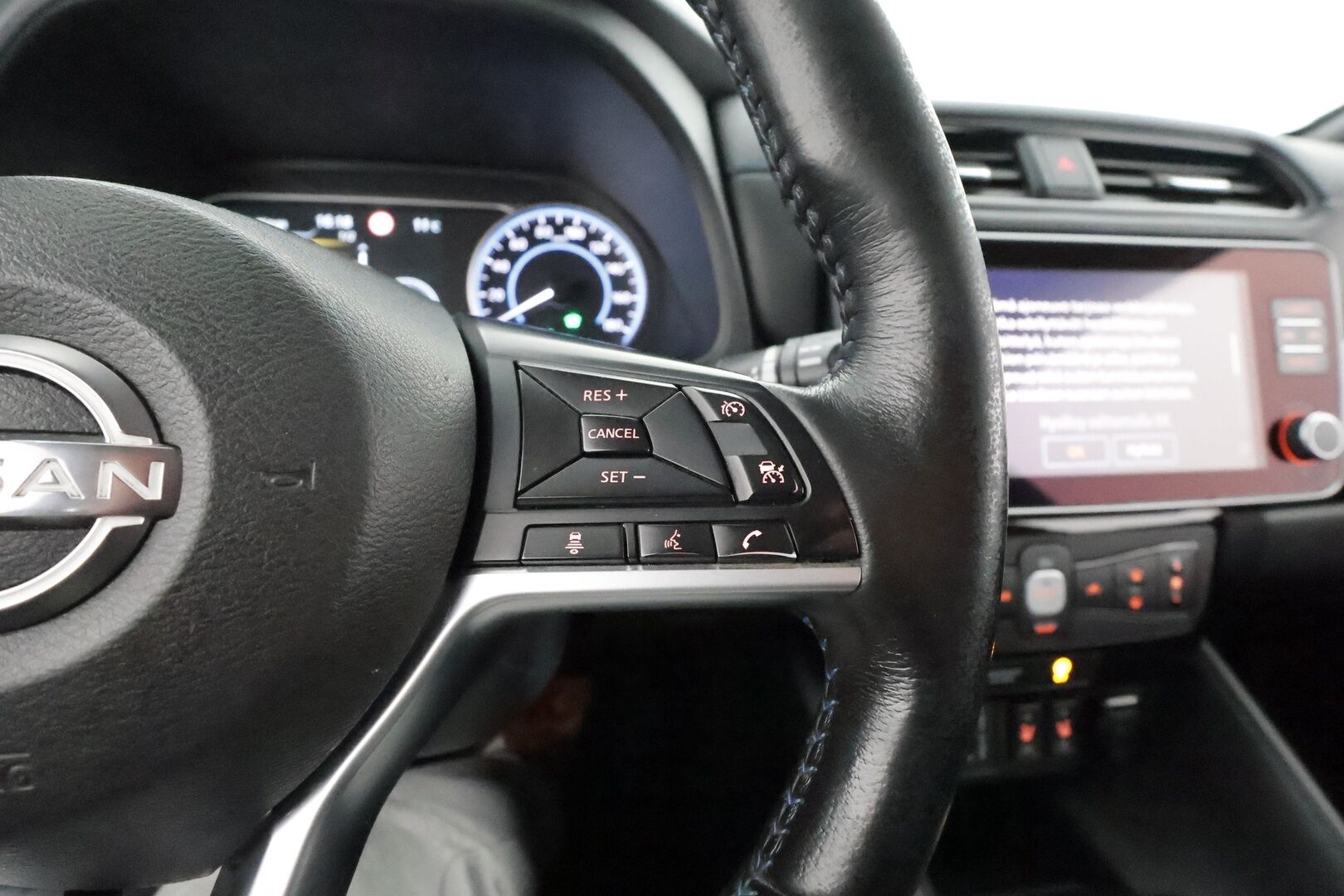 Nissan Leaf 2023 e+ N-Connecta 62 kWh - 1Om Suomiauto / Adapt.Vakkari / 360-Kamera / KeylessGo / Navi / BLIS / Merkkihuollot / LED / Ratinlämmitys / 2x Hyvät renkaat aluvantein!