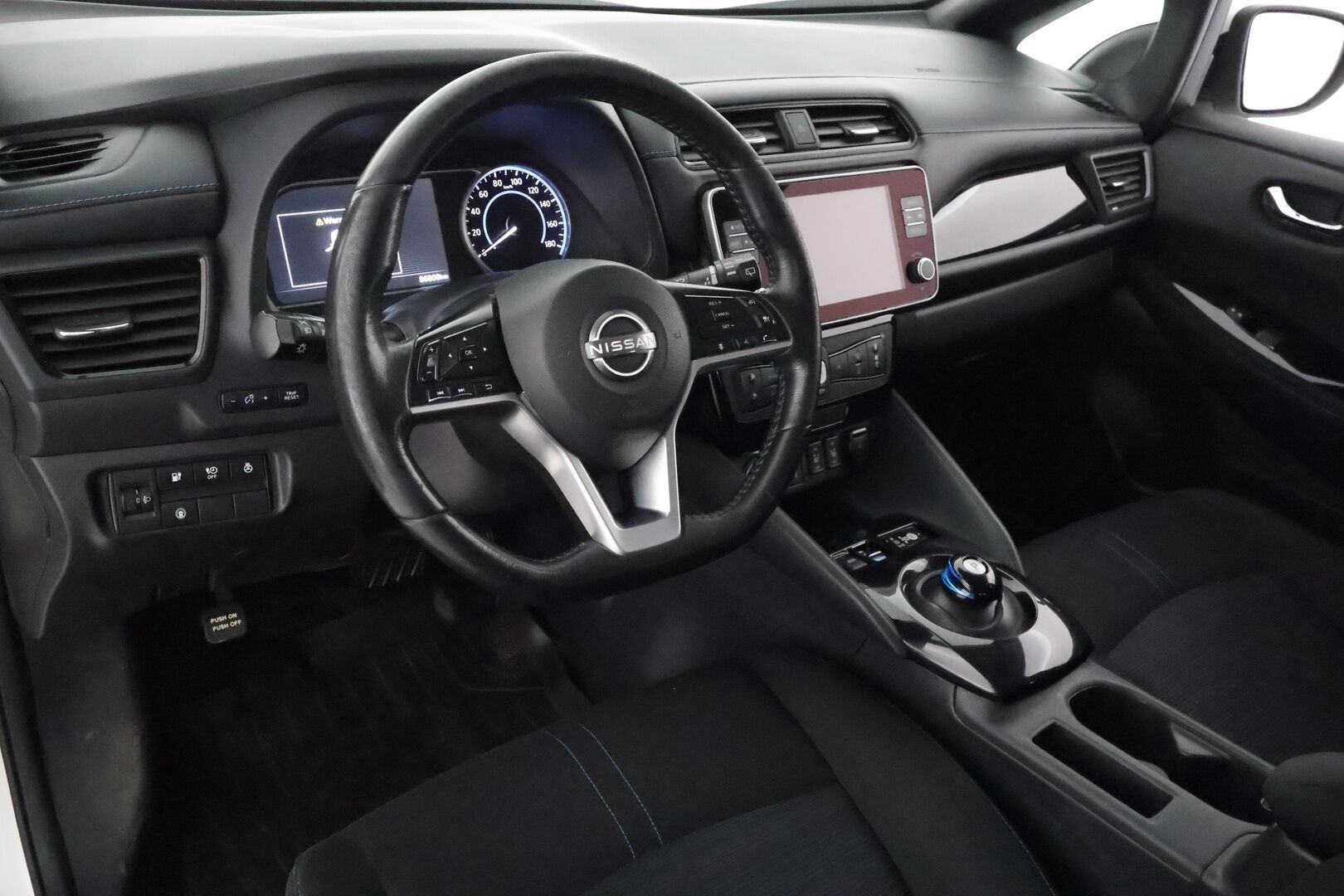 Nissan Leaf 2023 e+ N-Connecta 62 kWh - 1Om Suomiauto / Adapt.Vakkari / 360-Kamera / KeylessGo / Navi / BLIS / Merkkihuollot / LED / Ratinlämmitys / 2x Hyvät renkaat aluvantein!