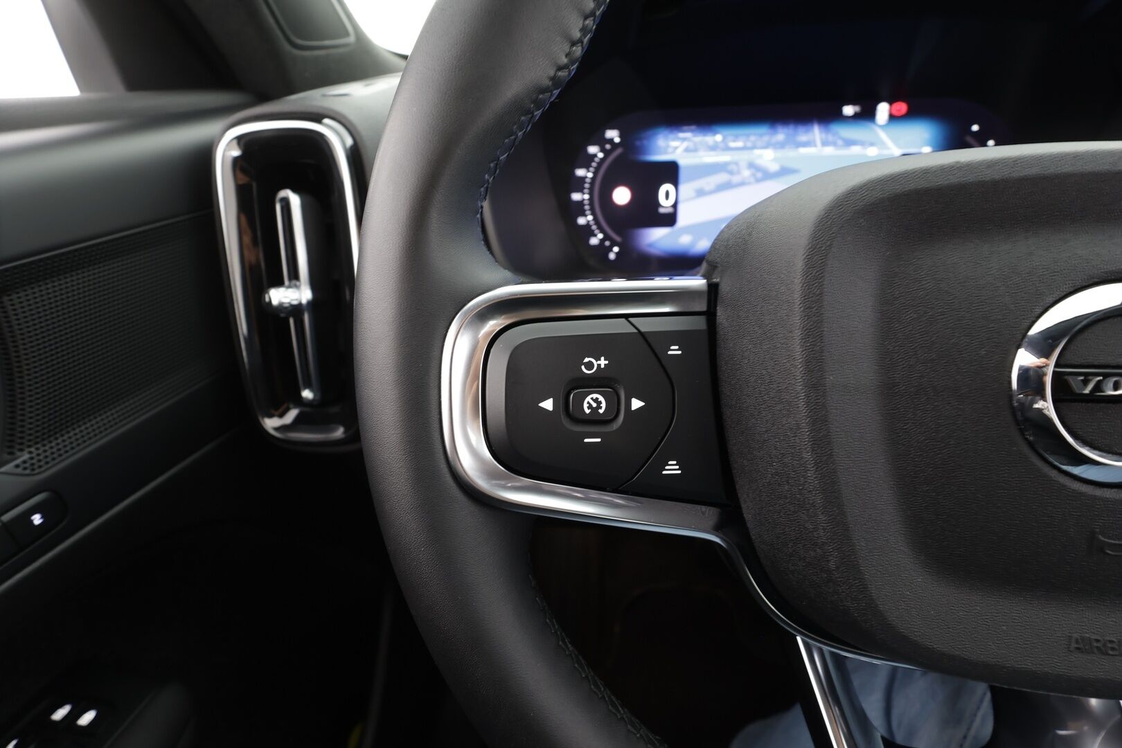 Volvo XC40 2023 Recharge Single Plus aut - | ACC | ILP | Koukku | BLIS | Muistipenkki | P.Kamera | Navi / LED | Keyless | Ratinlämmitin | 1.Om Suomi-auto | Kahdet renkaat aluvanteilla | Merkkihuollettu |