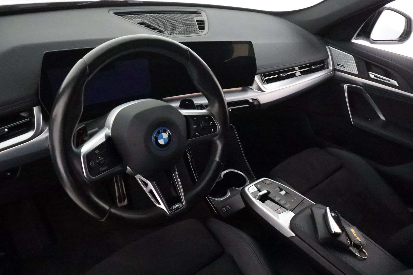 BMW X1 2023 U11 30e xDrive Charged Edition M Sport **Koukku / P.kamera / LED-valot / Harman/Kardon / Hierova Sportpenkki Muistilla** - 3,99 % KORKOTARJOUS TÄHÄN AUTOON - 1-om Suomi-auto / 2x Latauskaapelit / Kahdet Renkaat