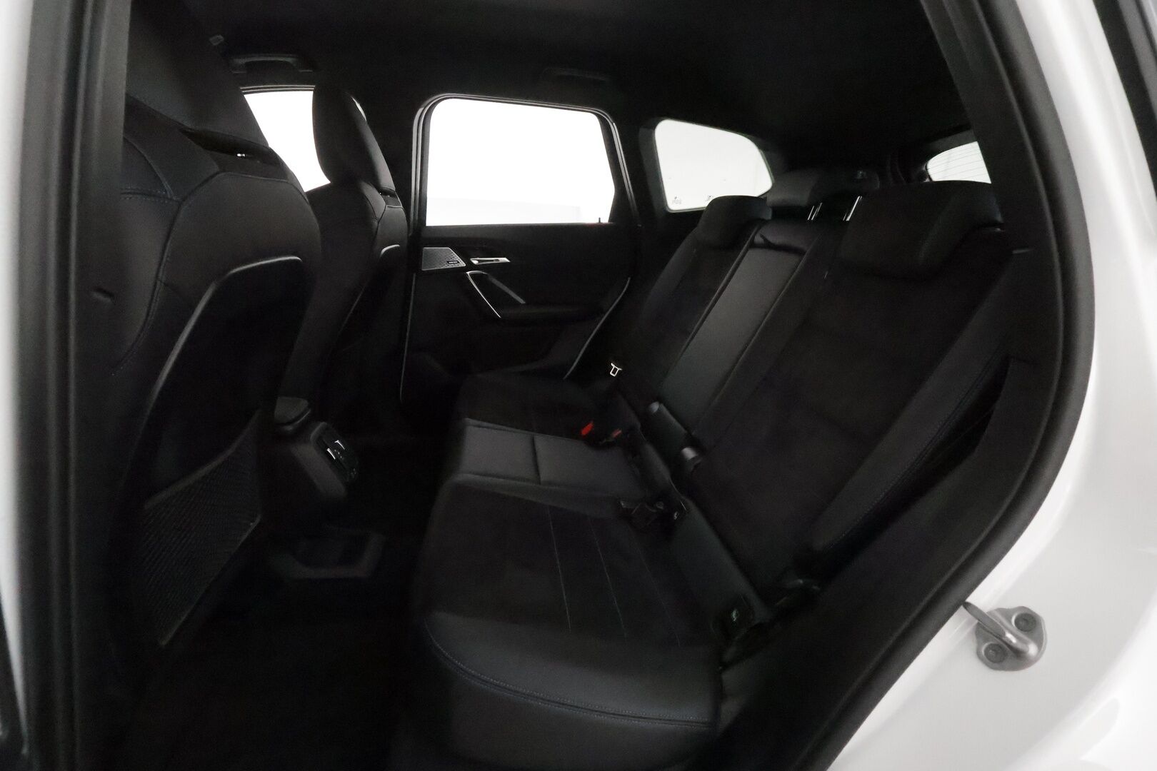 BMW X1 2023 U11 30e xDrive Charged Edition M Sport **Koukku / P.kamera / LED-valot / Harman/Kardon / Hierova Sportpenkki Muistilla** - 3,99 % KORKOTARJOUS TÄHÄN AUTOON - 1-om Suomi-auto / 2x Latauskaapelit / Kahdet Renkaat