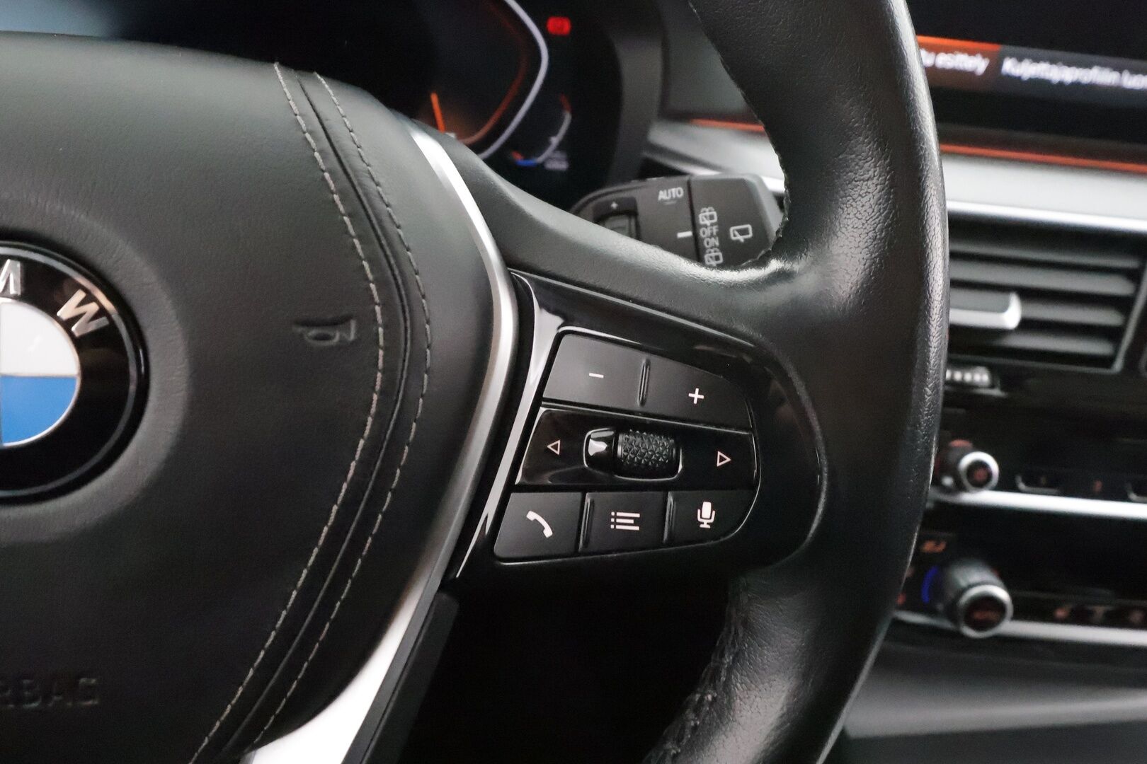 BMW 520 2023 G31 Touring 520d A xDrive MHEV * Webasto / Koukku / ACC / Adapt.LED / P.kamera / Sportnahat * - 1-om Suomi-auto / Kahdet renkaat aluvanteilla / Merkkihuollot