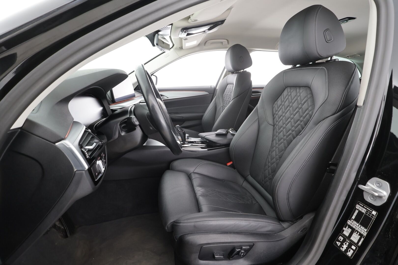 BMW 520 2023 G31 Touring 520d A xDrive MHEV * Webasto / Koukku / ACC / Adapt.LED / P.kamera / Sportnahat * - 1-om Suomi-auto / Kahdet renkaat aluvanteilla / Merkkihuollot