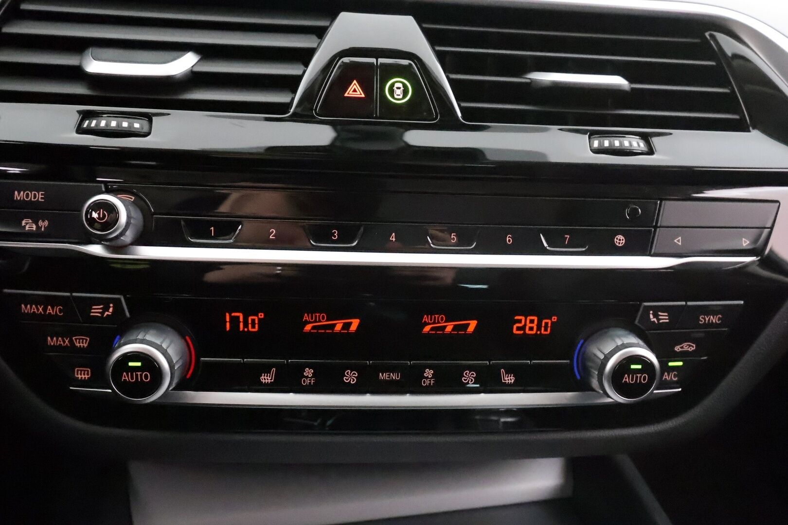 BMW 520 2023 G31 Touring 520d A xDrive MHEV * Webasto / Koukku / ACC / Adapt.LED / P.kamera / Sportnahat * - 1-om Suomi-auto / Kahdet renkaat aluvanteilla / Merkkihuollot