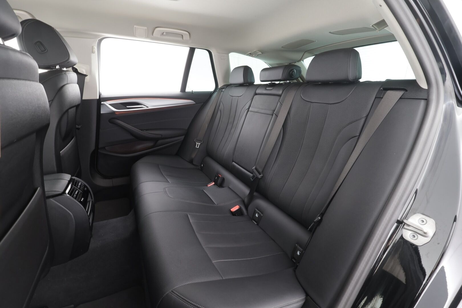 BMW 520 2023 G31 Touring 520d A xDrive MHEV * Webasto / Koukku / ACC / Adapt.LED / P.kamera / Sportnahat * - 1-om Suomi-auto / Kahdet renkaat aluvanteilla / Merkkihuollot